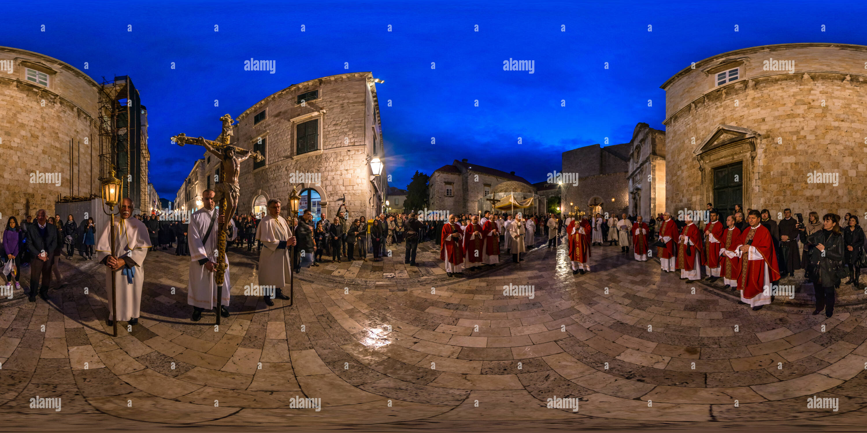 Vue panoramique à 360° de Procession le long des rues de Dubrovnik le Vendredi Saint 2014.