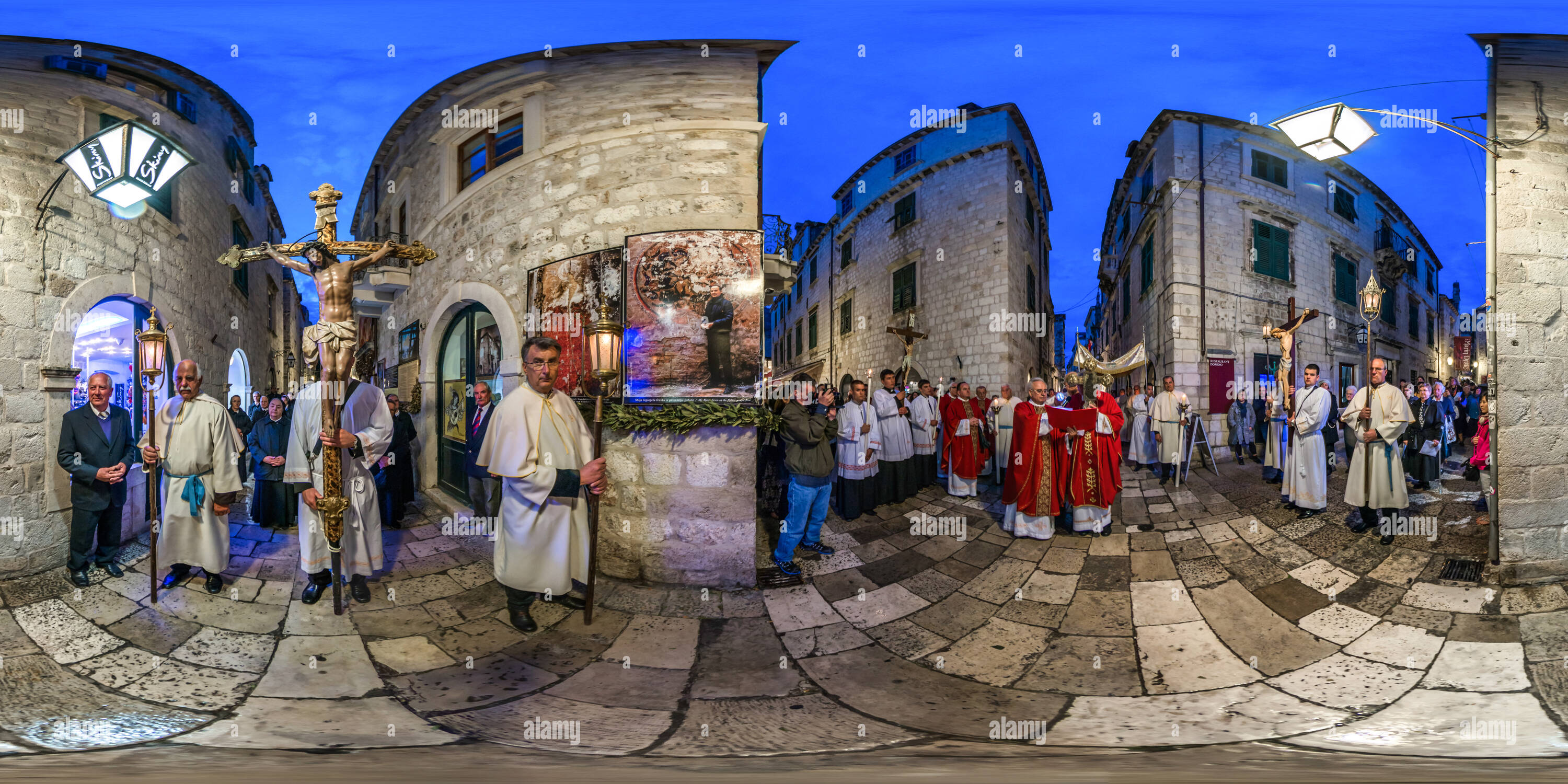 Vue panoramique à 360° de Procession le long des rues de Dubrovnik le Vendredi Saint 2014.