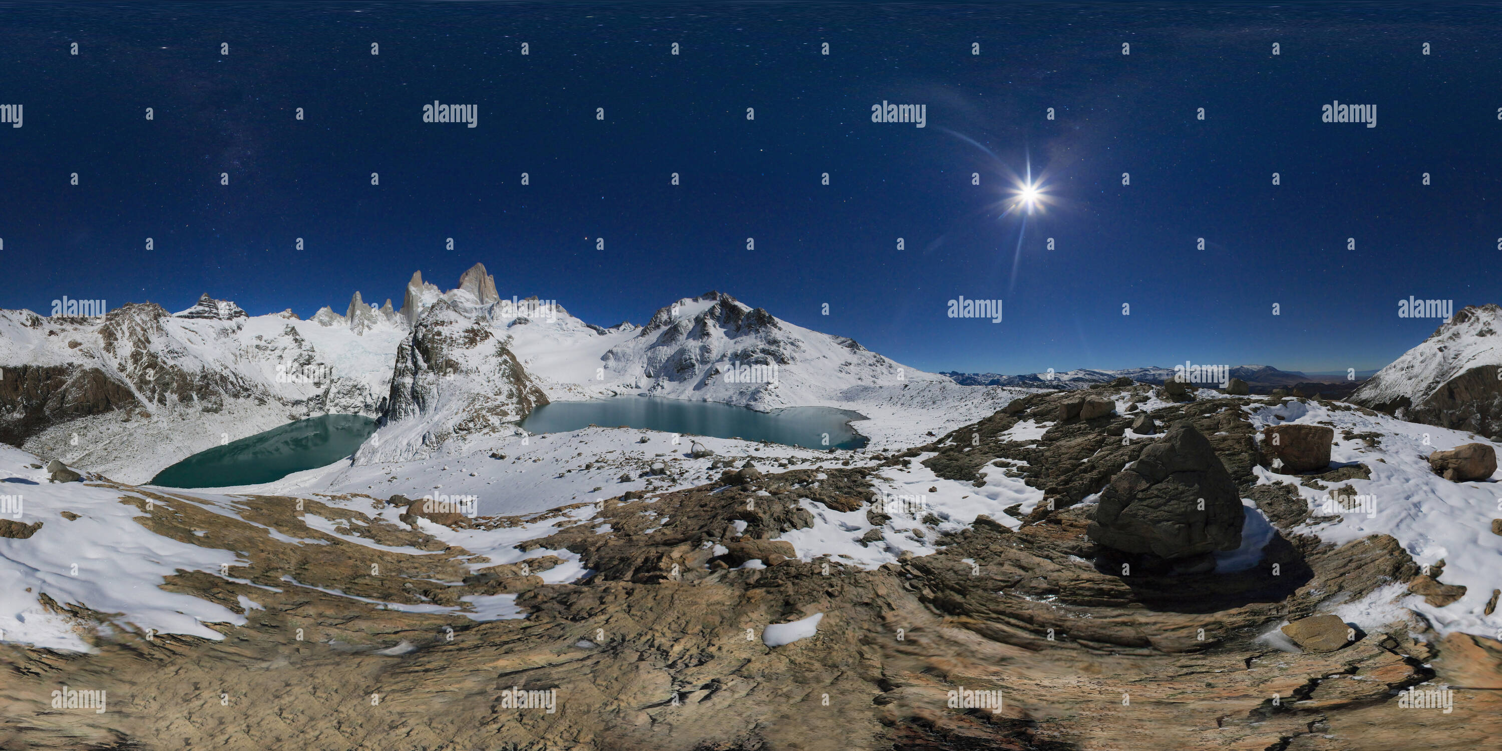 Vue panoramique à 360° de Nuit de pleine lune vue panoramique à Laguna de los tres