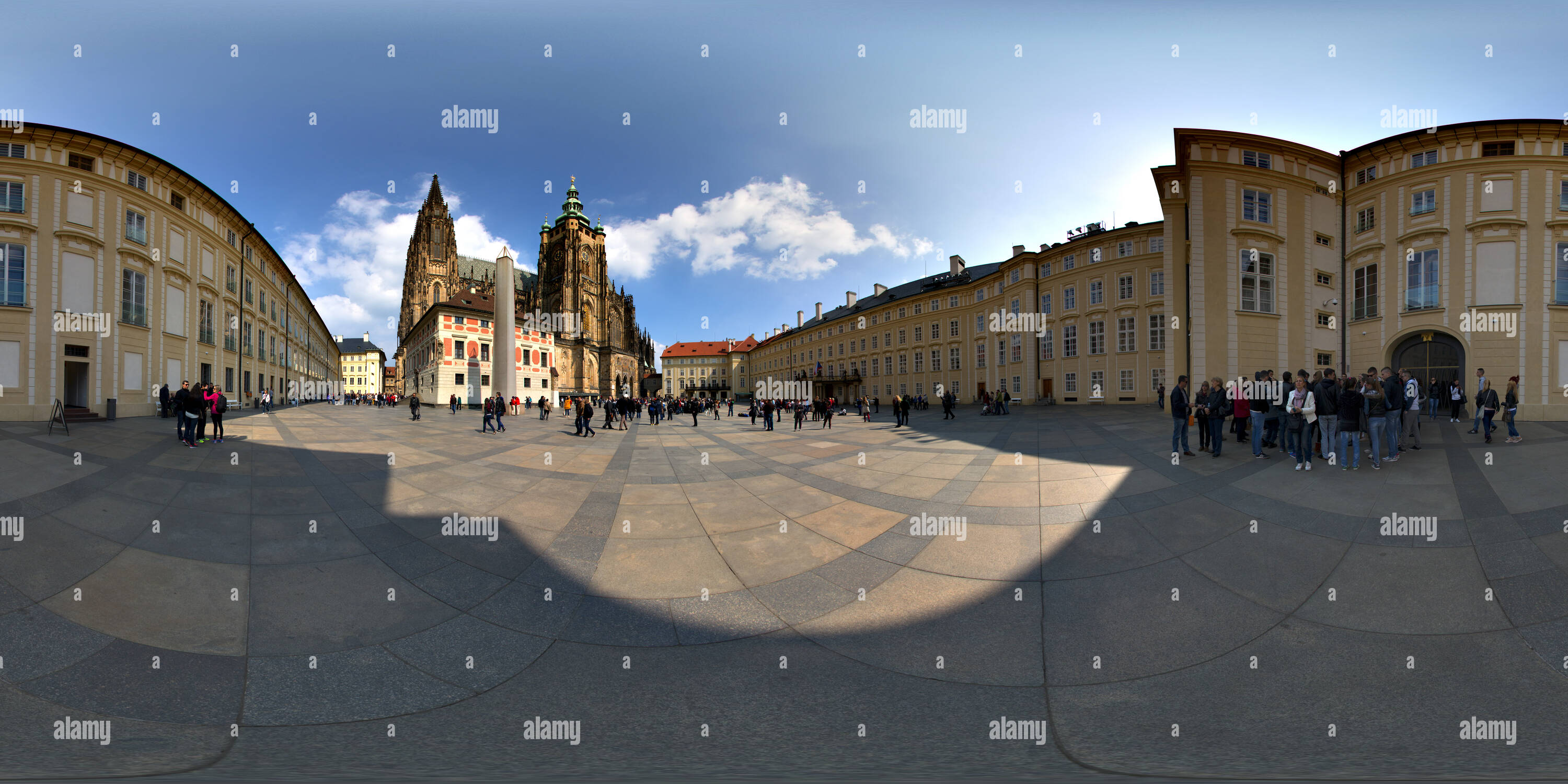 Vue panoramique à 360° de République tchèque, Prague, cour du château, la cathédrale Saint-Guy