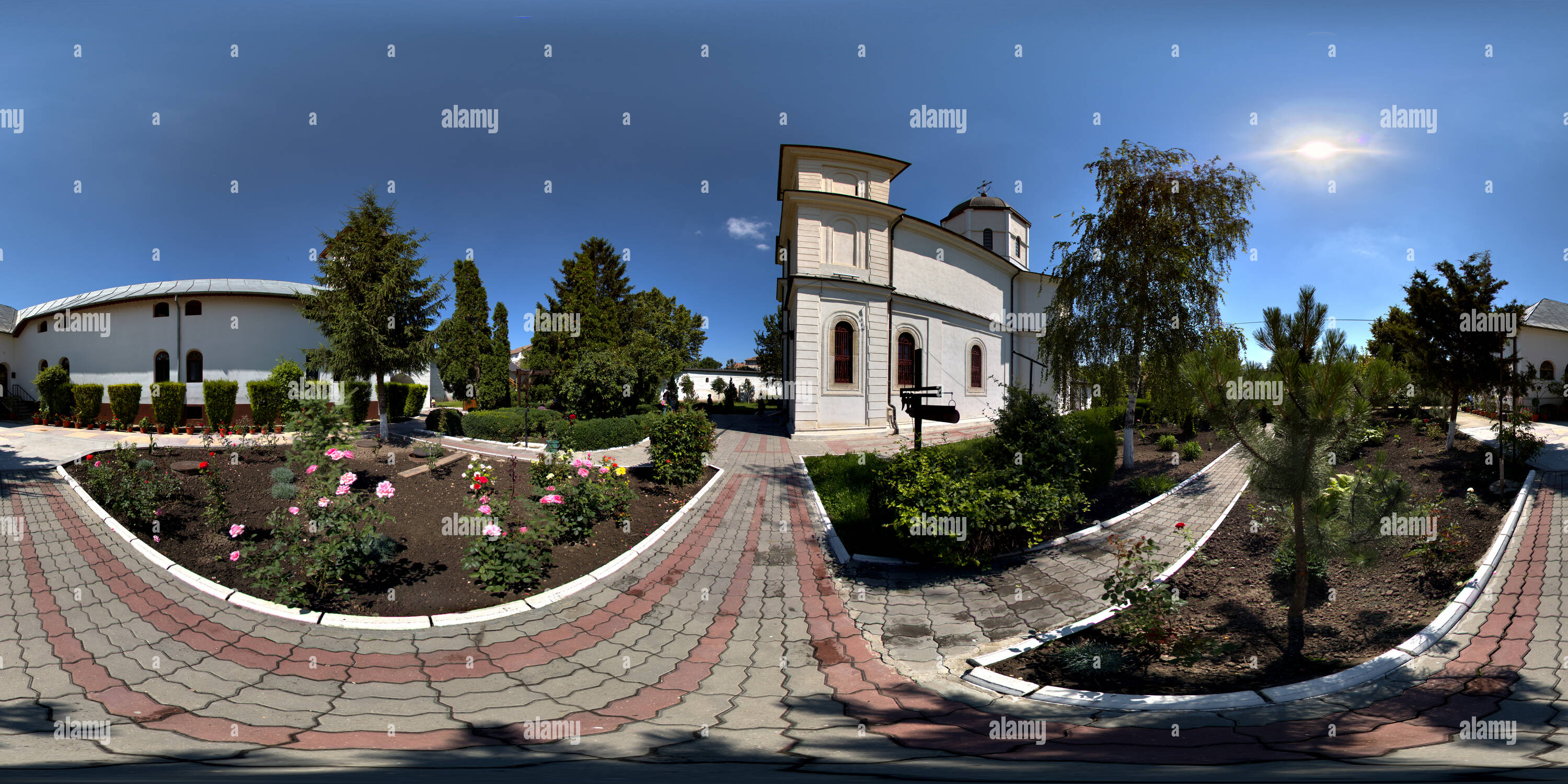 Vue panoramique à 360° de Roumanie, Brasov, Sfinții Voievozi jardin du monastère