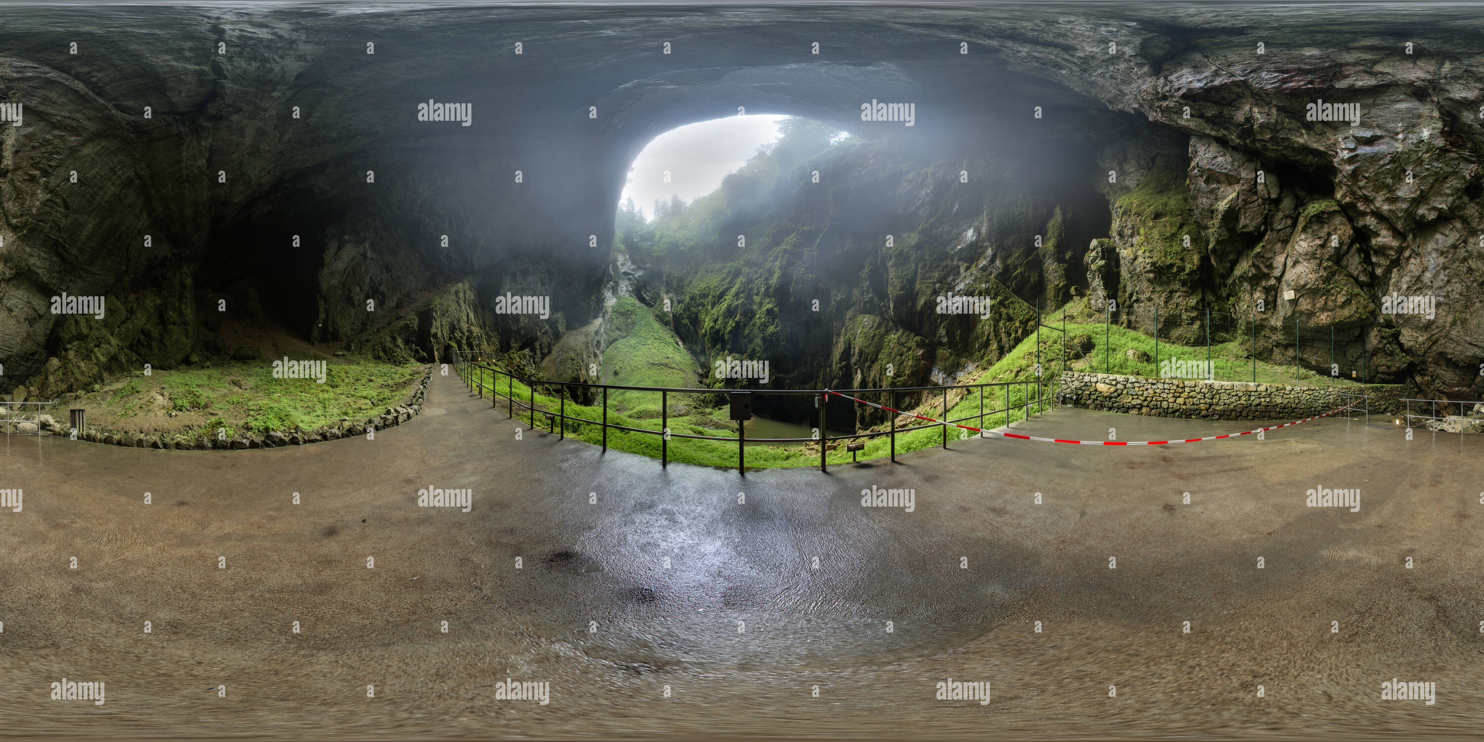 Vue panoramique à 360° de République tchèque, Automne, Grotte Macocha Punkva