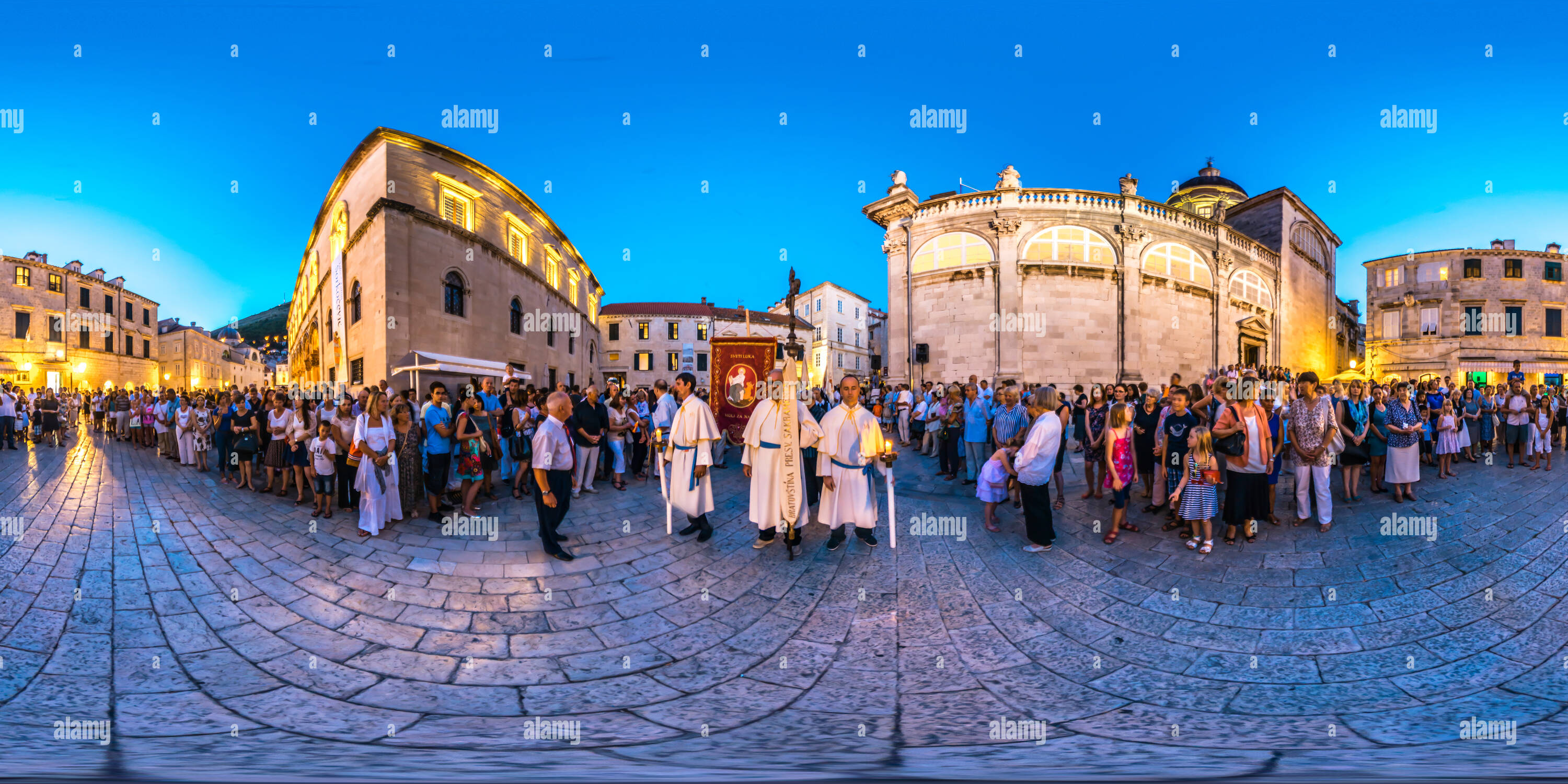 Vue panoramique à 360° de La Fête de l'Assomption de la Bienheureuse Vierge Marie en 2014.