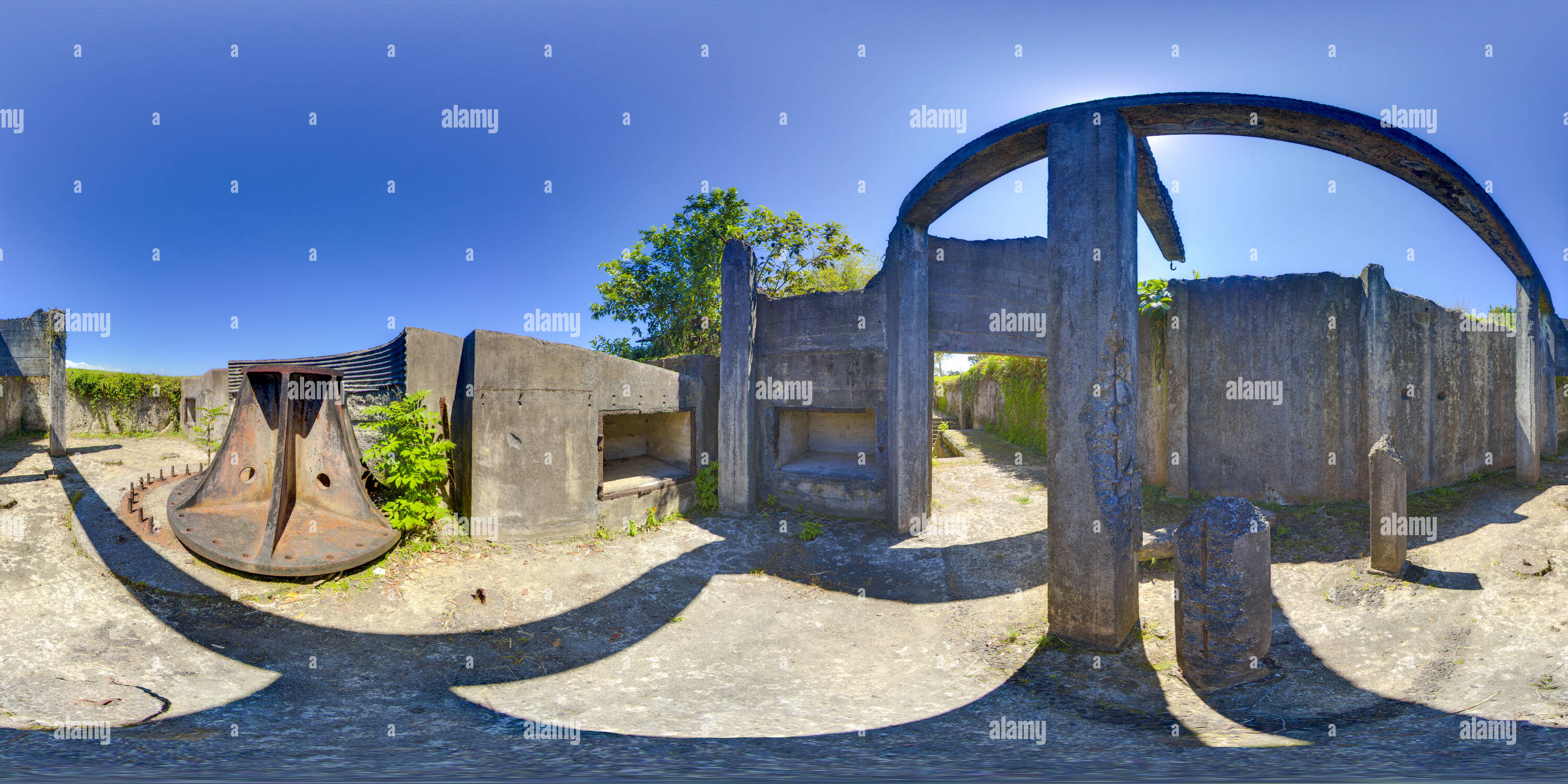 Vue panoramique à 360° de À côté du gros metal gun mont, au site historique de la SECONDE GUERRE MONDIALE batterie Bilo