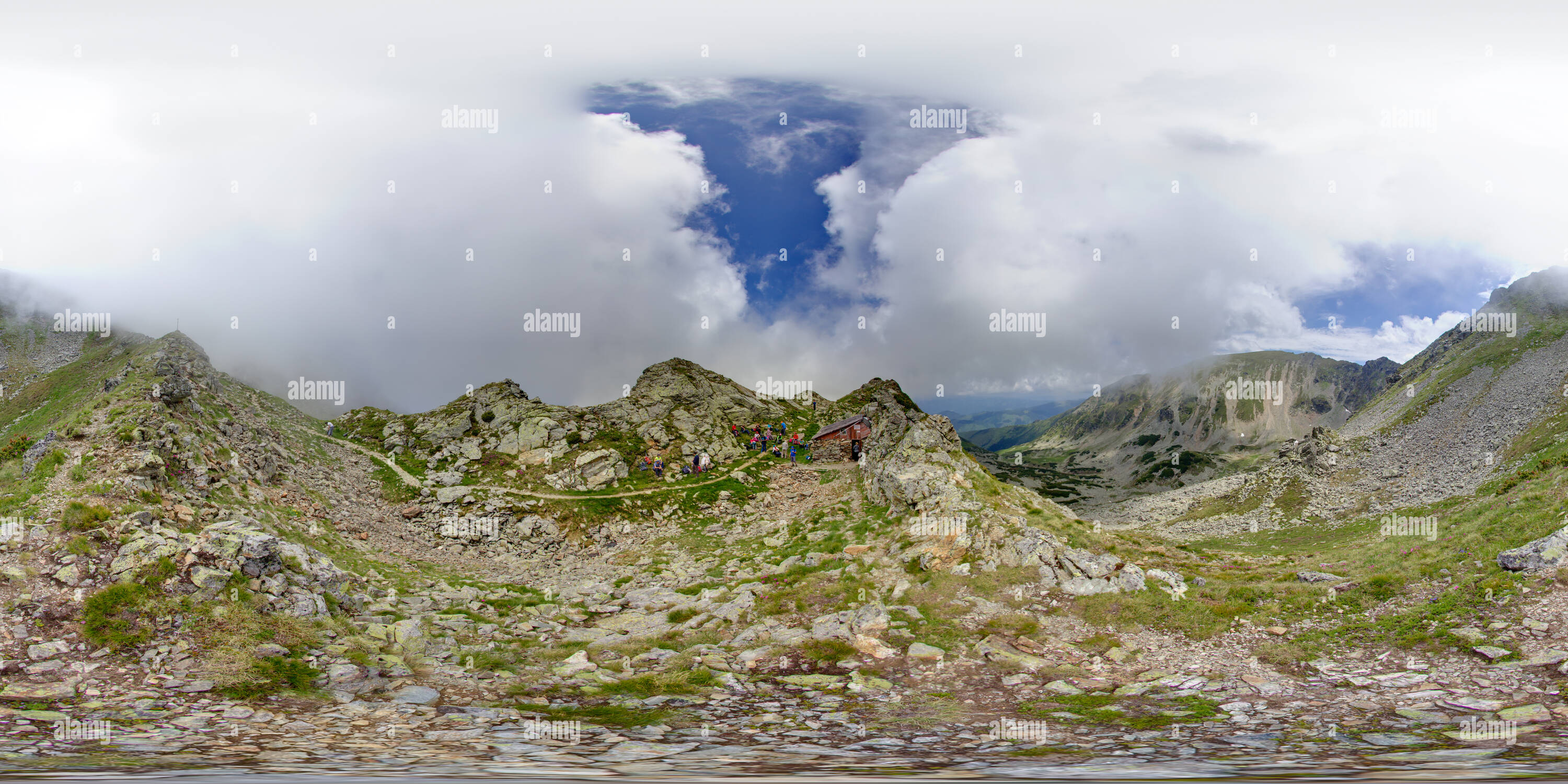 Vue panoramique à 360° de Refuge de montagne sur un sentier de randonnée à Parangul Mare