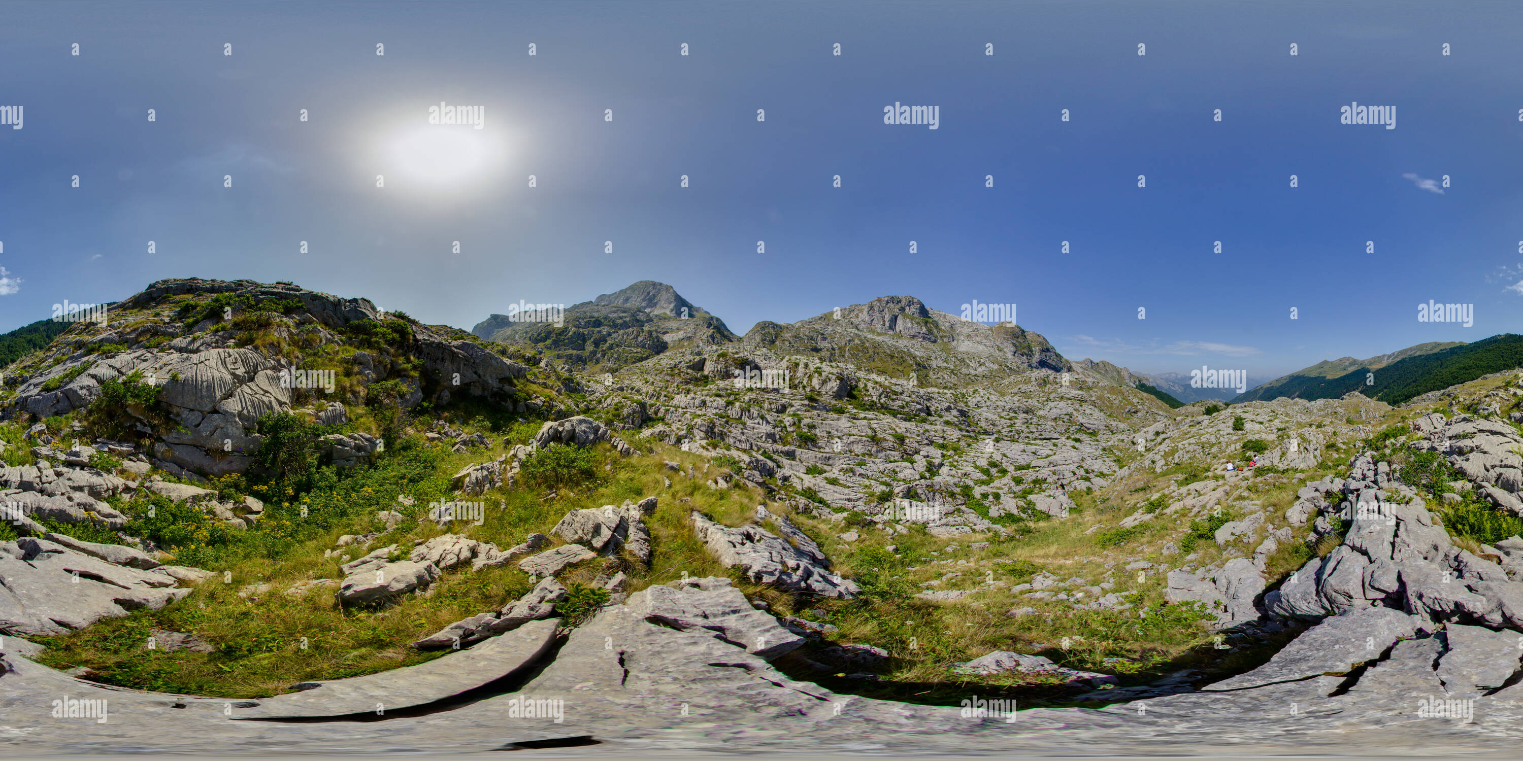 Vue panoramique à 360° de Randonnées sentier menant à Zla Kolata, au sommet de la montagne Prokletije NP