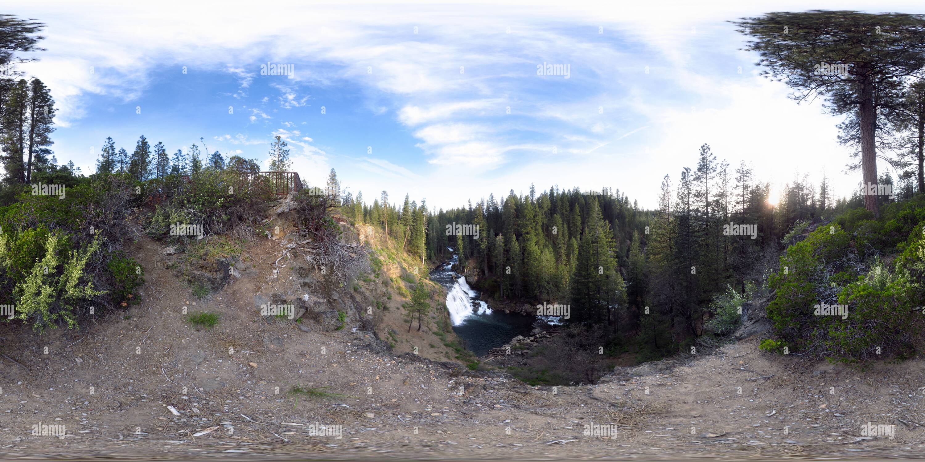 Vue panoramique à 360° de McCloud River - Middle Falls