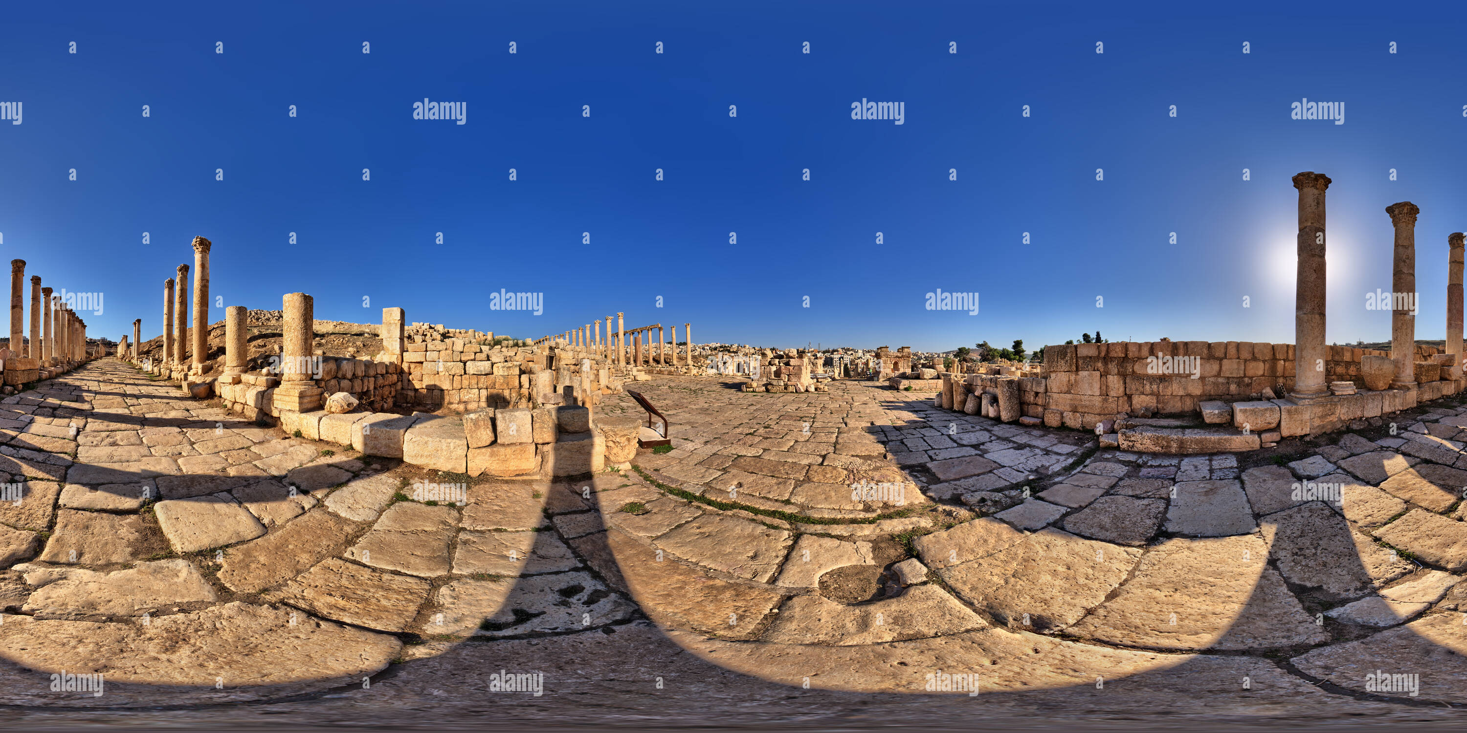 Vue panoramique à 360° de Decumanus sud est à l'Ouest Road Ville romaine de Jerash, Jordanie