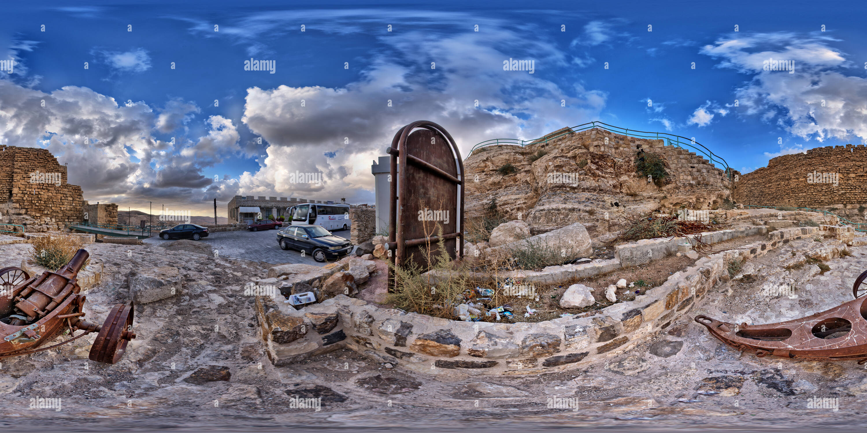 Vue panoramique à 360° de Un vieux canon à l'extérieur de la porte Karak Cursader Château Jordanie