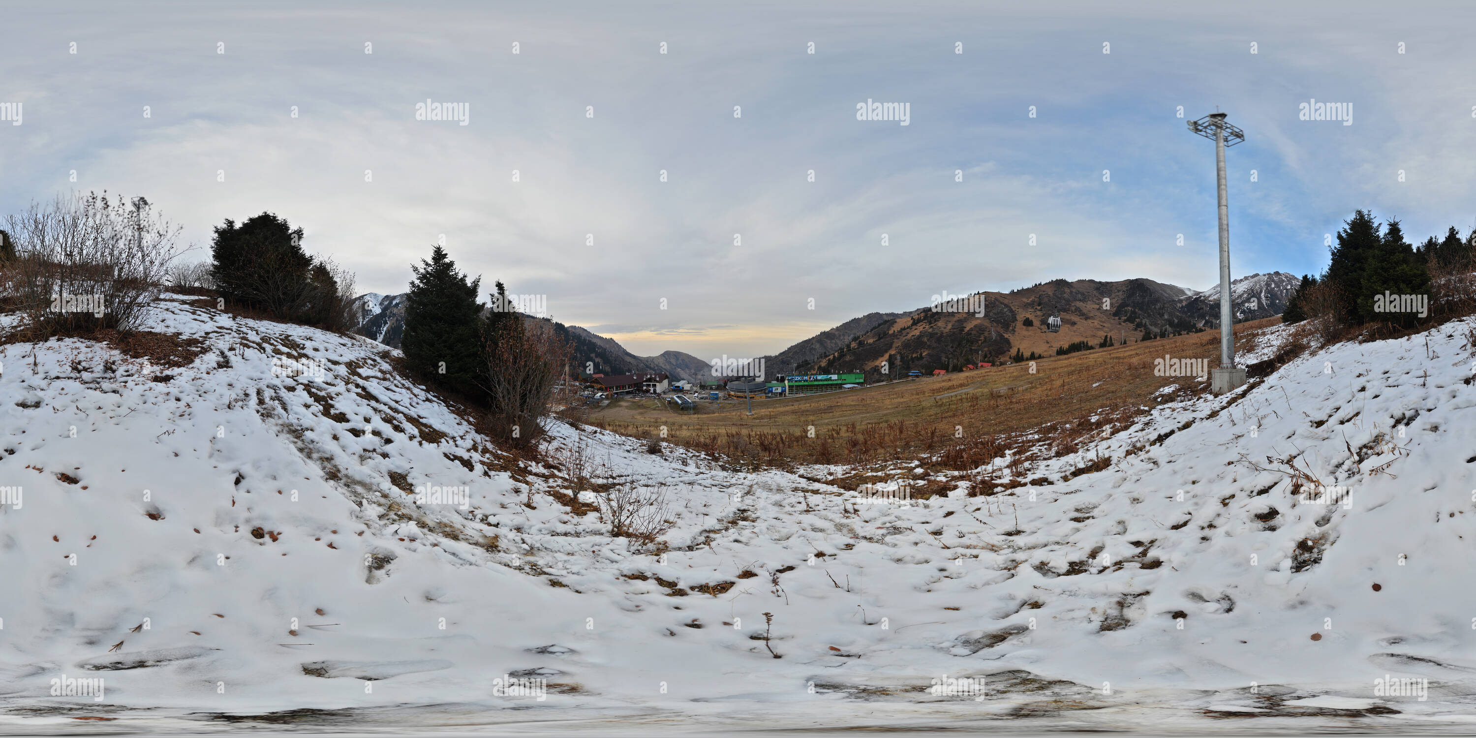 Vue panoramique à 360° de Chimbulak, pistes de ski en été