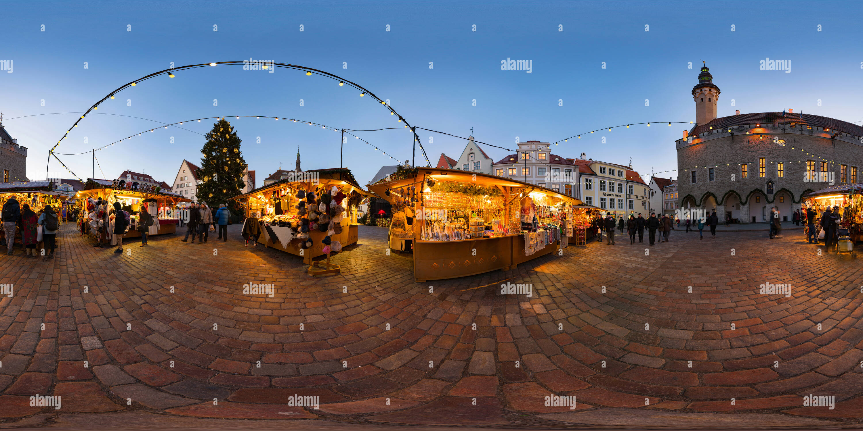 Vue panoramique à 360° de Marché de Noël à Raekoja Plats, Tallin