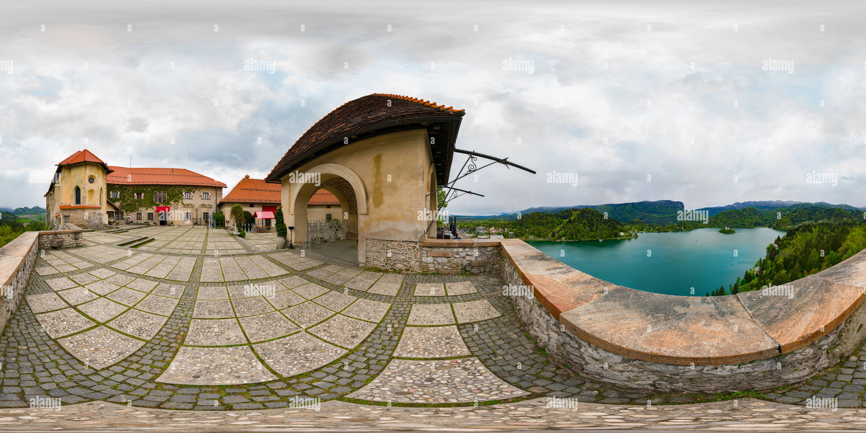 Vue panoramique à 360° de Château et le lac de Bled