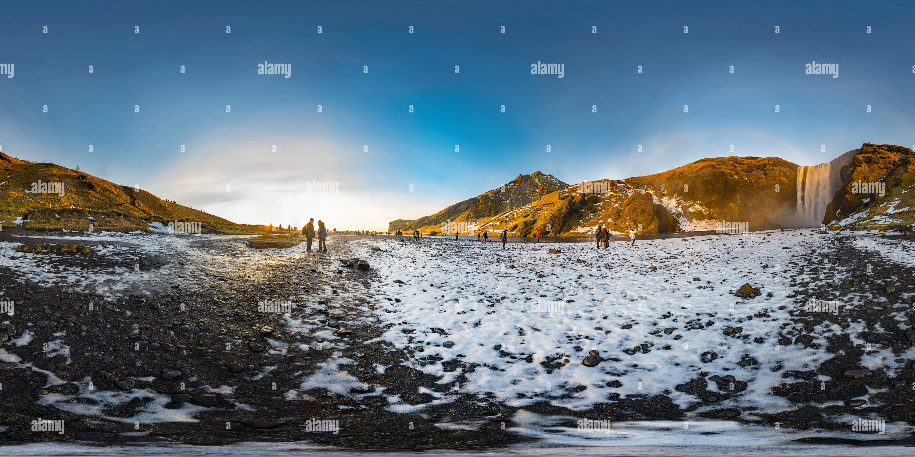 Vue panoramique à 360° de Lever du soleil à Skogafoss Avec Rainbow