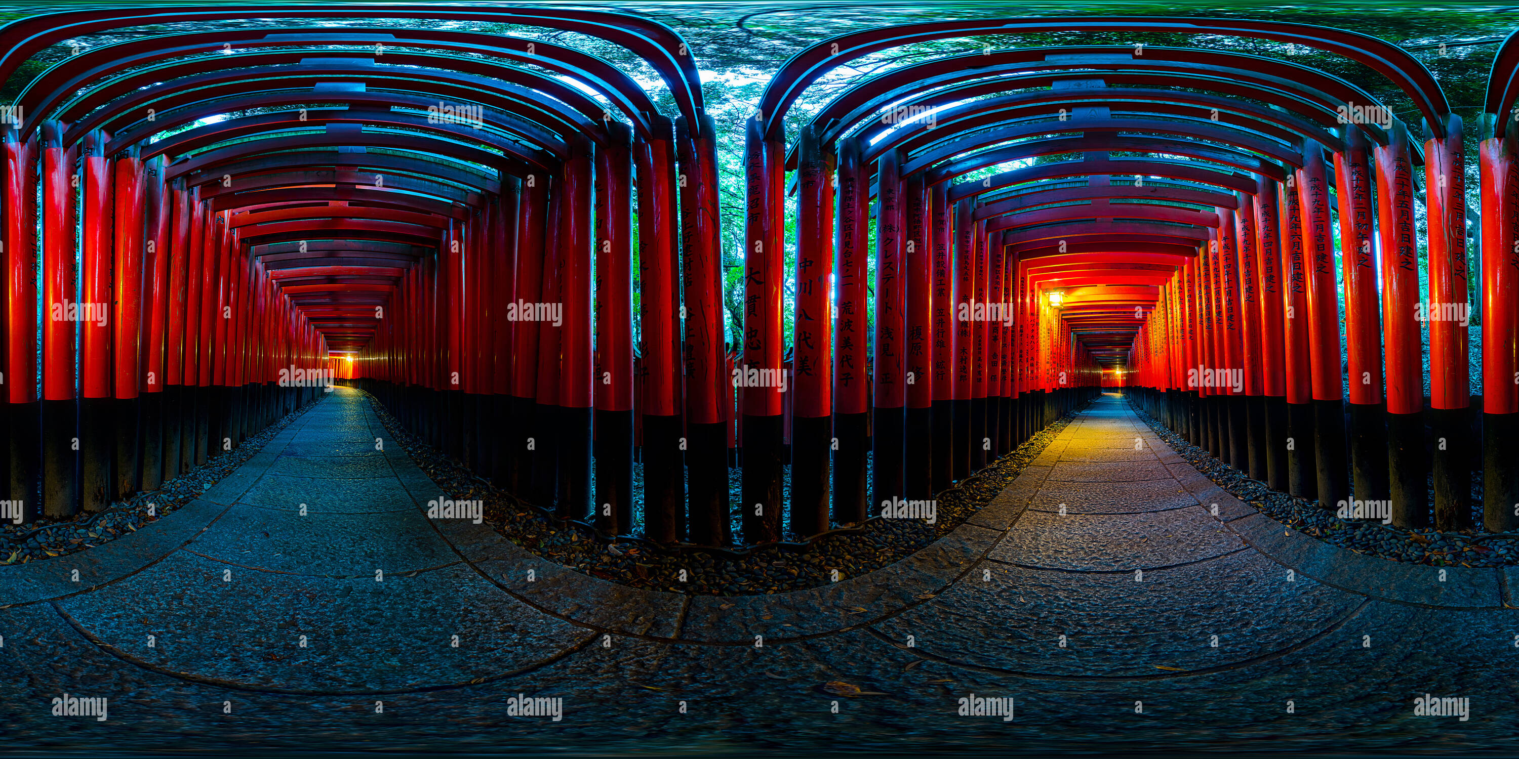 Vue panoramique à 360° de Sanctuaire Fushimi Inari au coucher du soleil