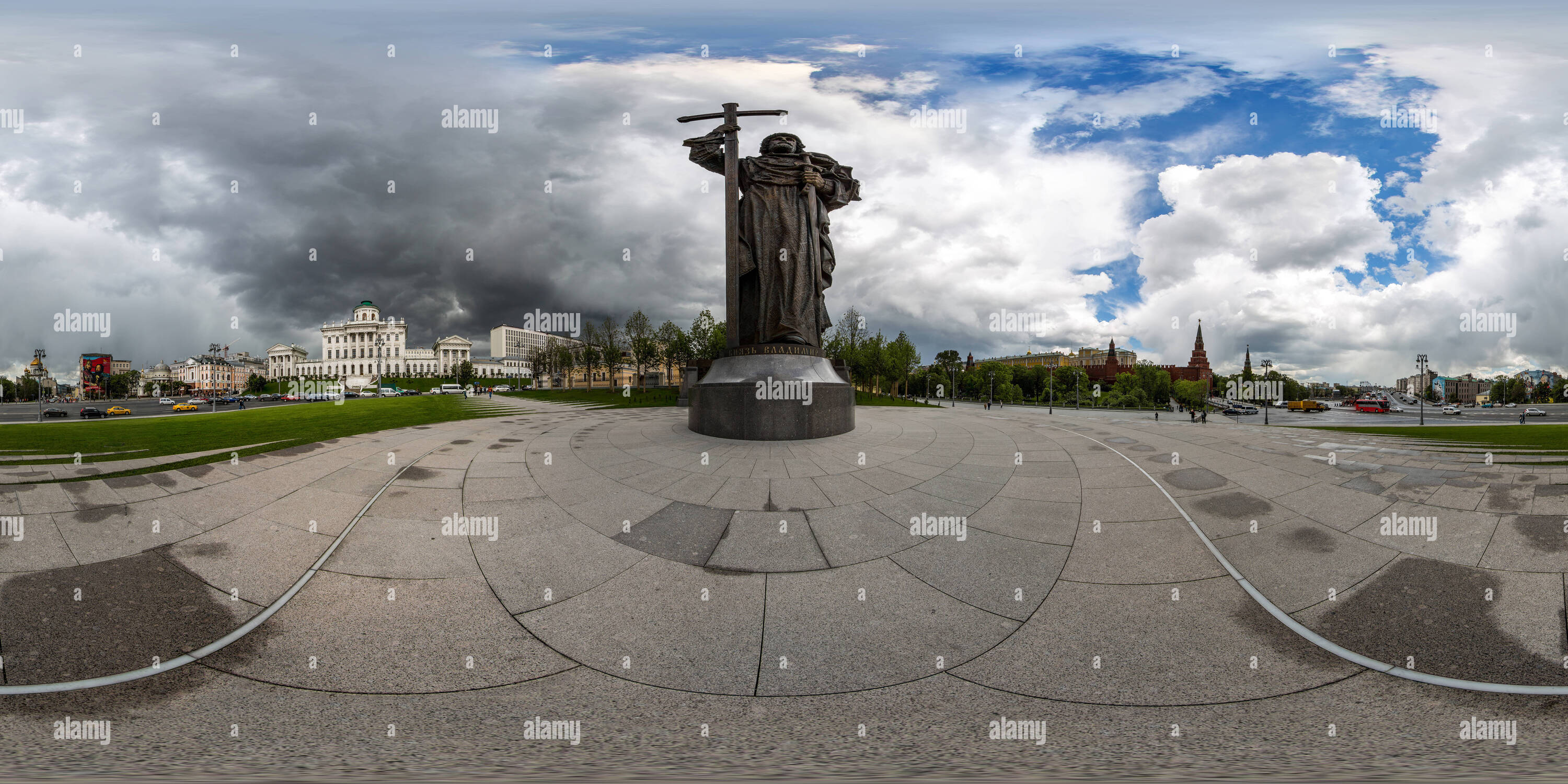 Vue panoramique à 360° de La statue du Prince Vladimir sur place Borovitskaya