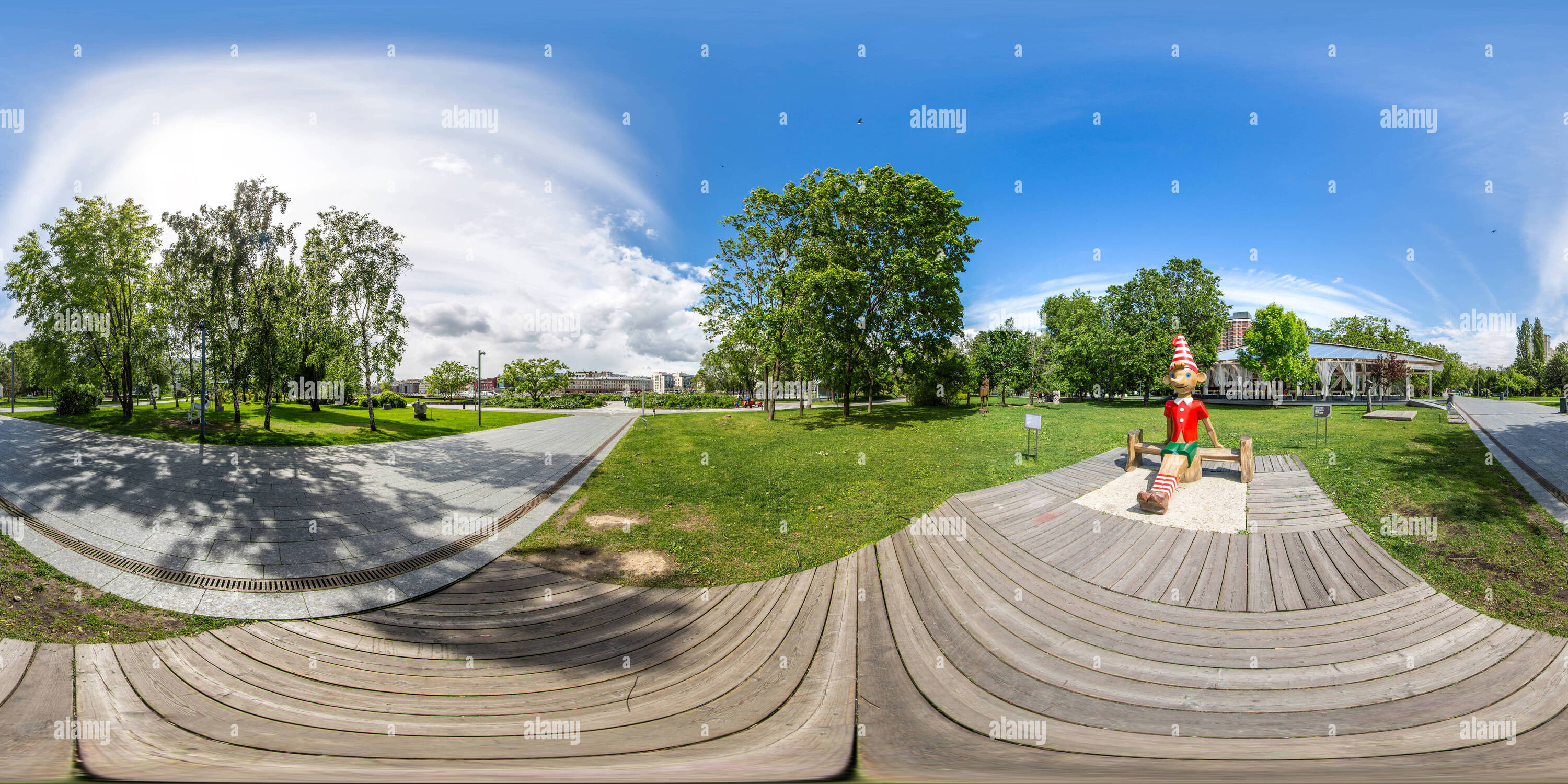 Vue panoramique à 360° de Sculpture en bois de Buratino dans le parc Muzeon à Moscou