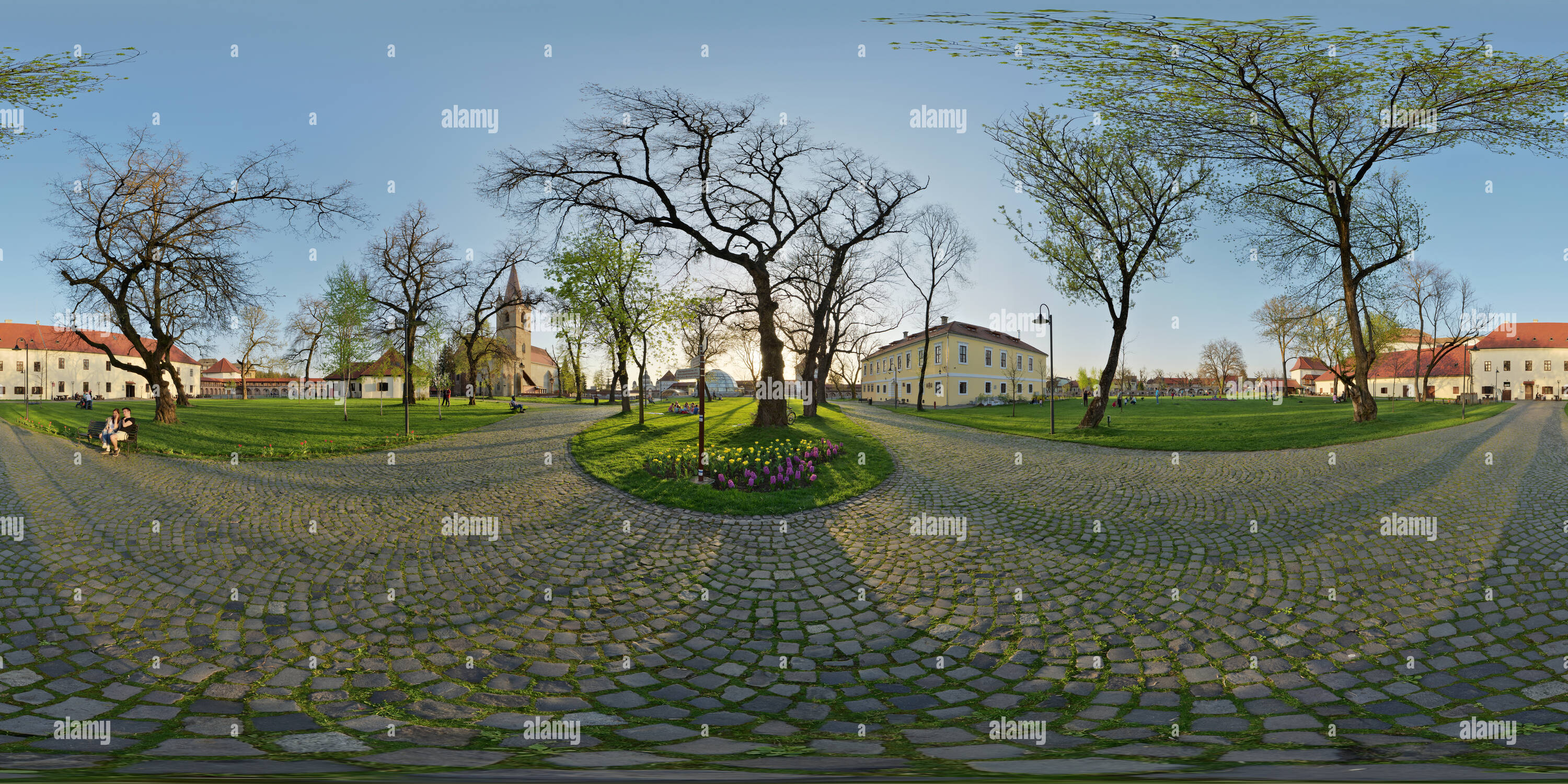 Vue panoramique à 360° de De Târgu Mureș forteresse au printemps au coucher du soleil