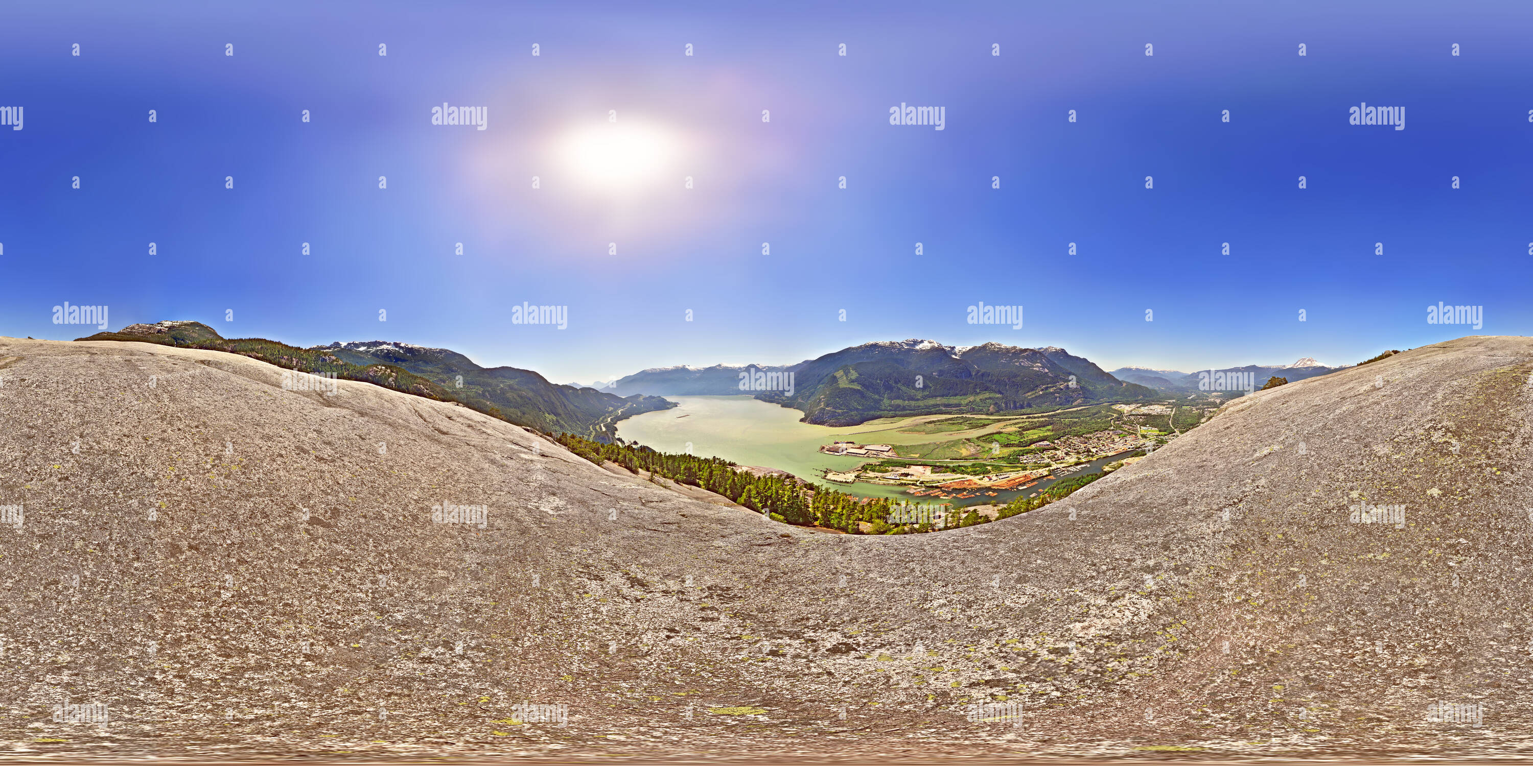 Vue panoramique à 360° de Parc National Stawamus Chief - premier pic Vue Sentier