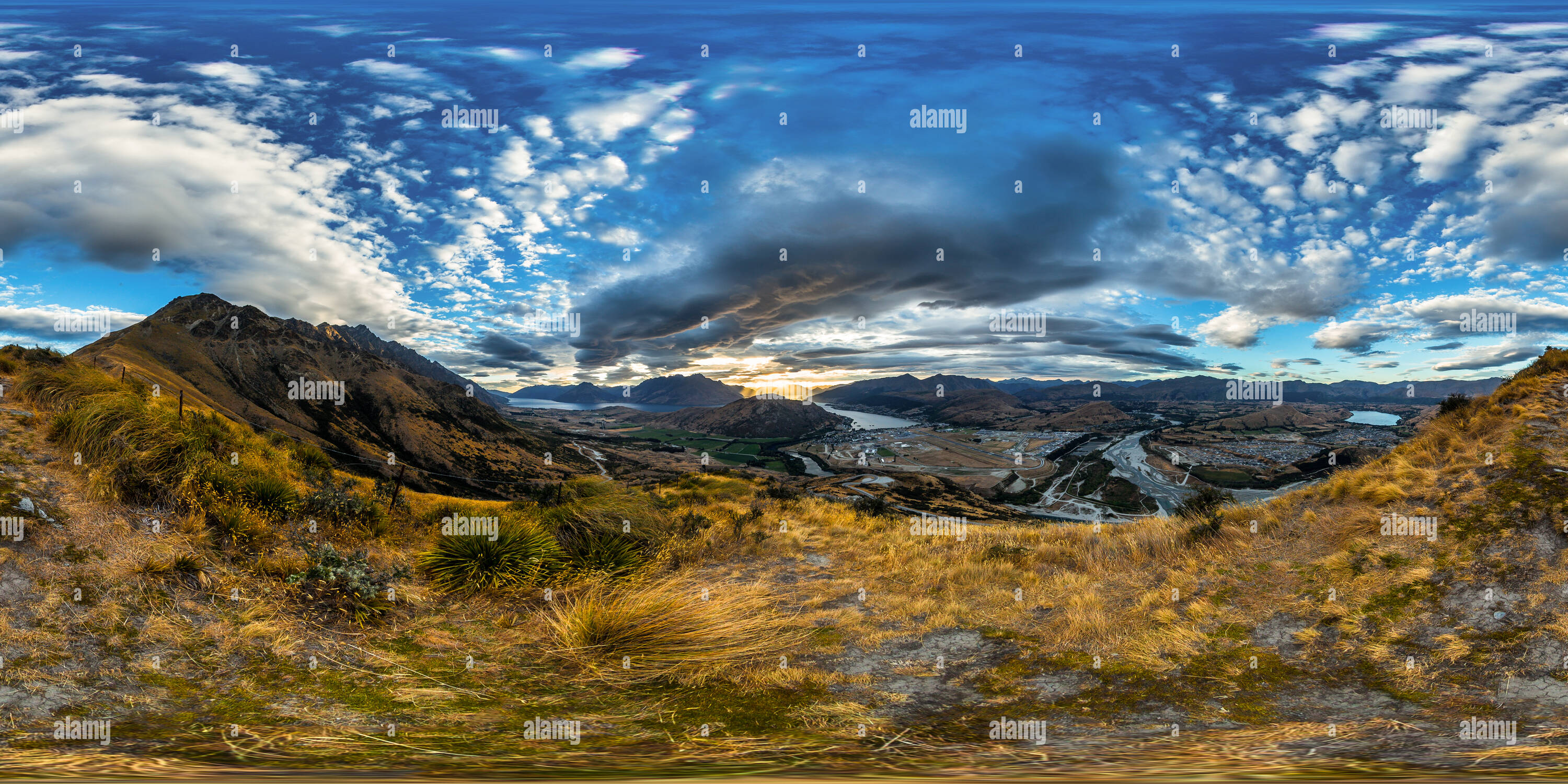 Vue panoramique à 360° de Les Remarkables et Kawarau Falls - Queenstown Lakes District - Otago - Nouvelle Zélande