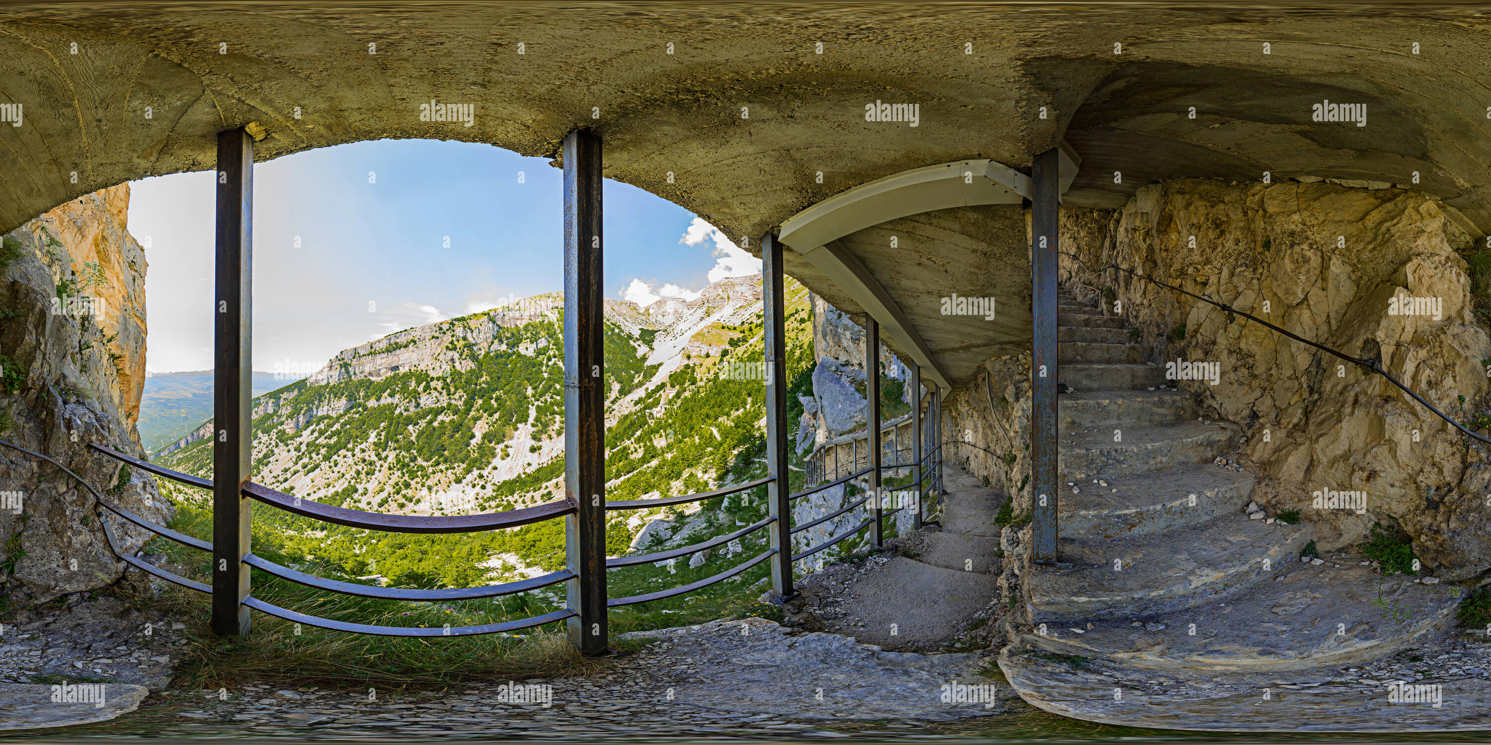 Vue panoramique à 360° de Grotte del Cavallone Scalinata Cavallone Cave Escaliers