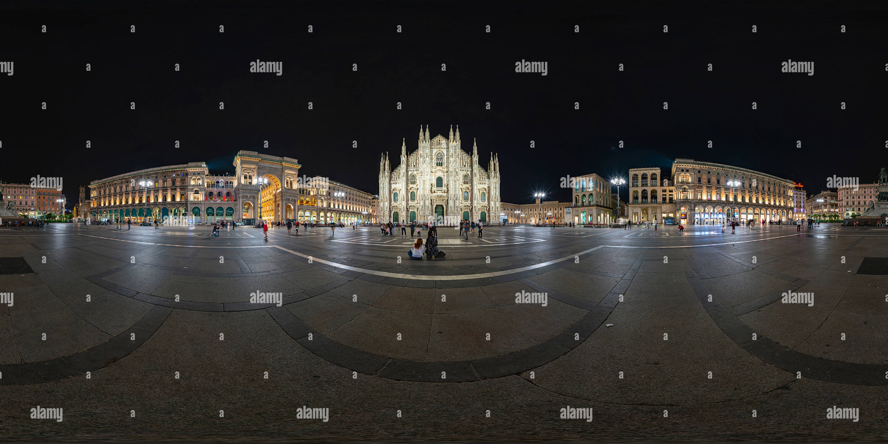 Vue panoramique à 360° de La place du Duomo par nuit Milano