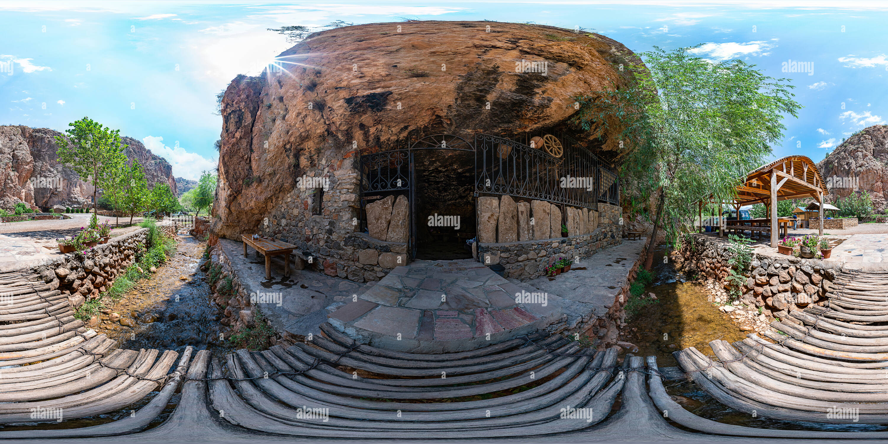 Vue panoramique à 360° de S Vardges Bar en pierre