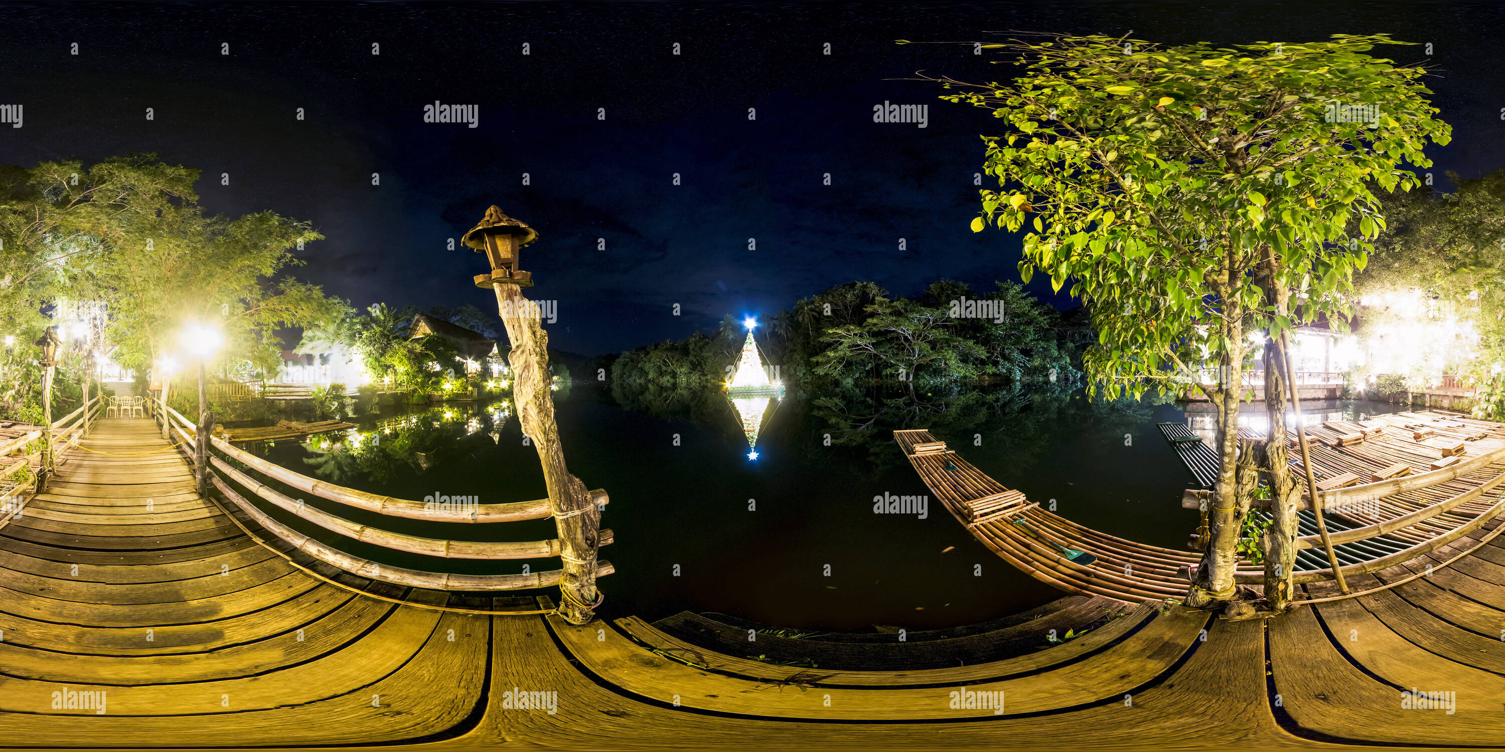 Vue panoramique à 360° de Villa Escudero d'arbre de Noël flottant à Labasin River
