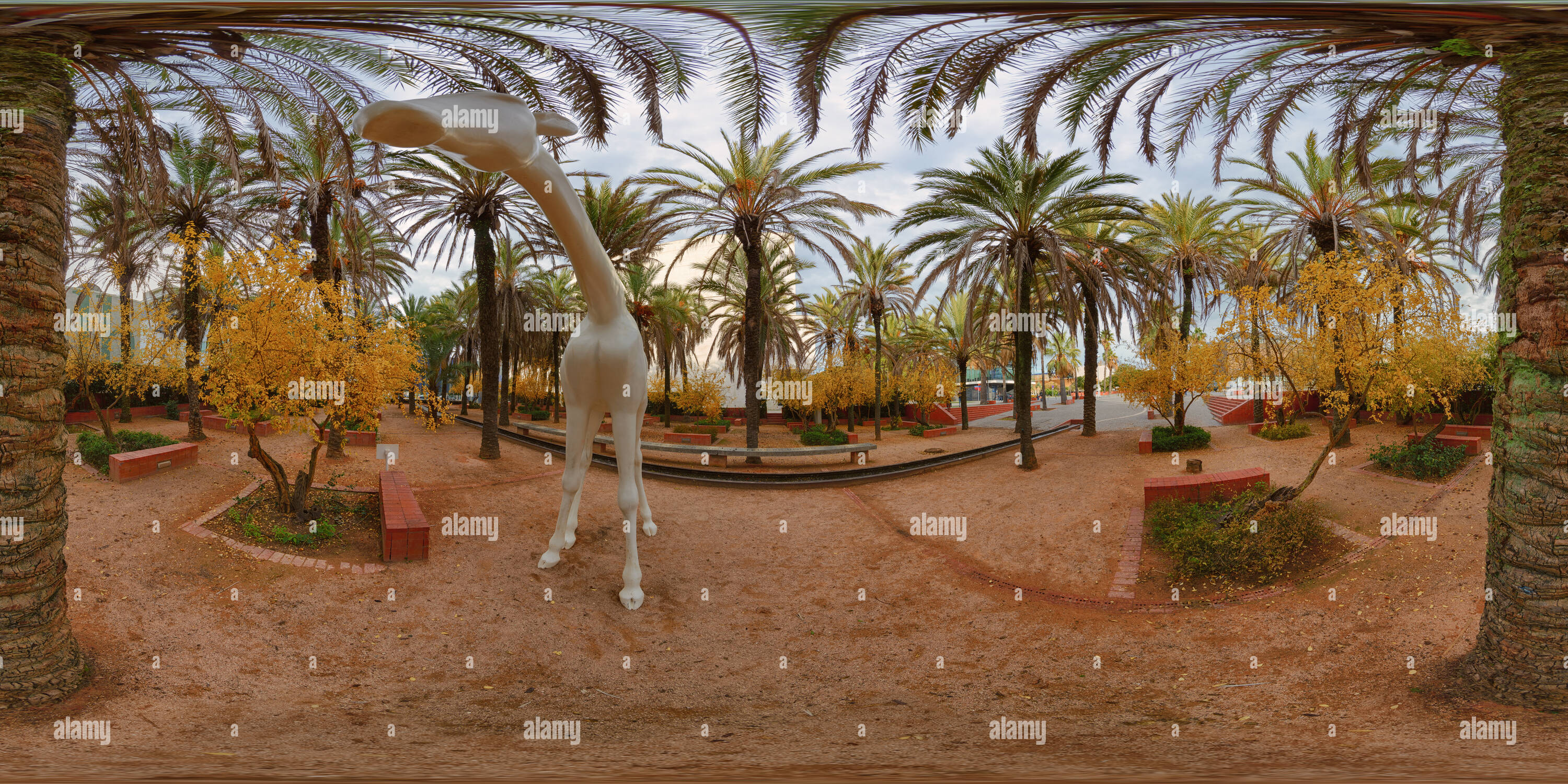 Vue panoramique à 360° de Girafe en métal dans un jardin de palmiers, Lisbonne