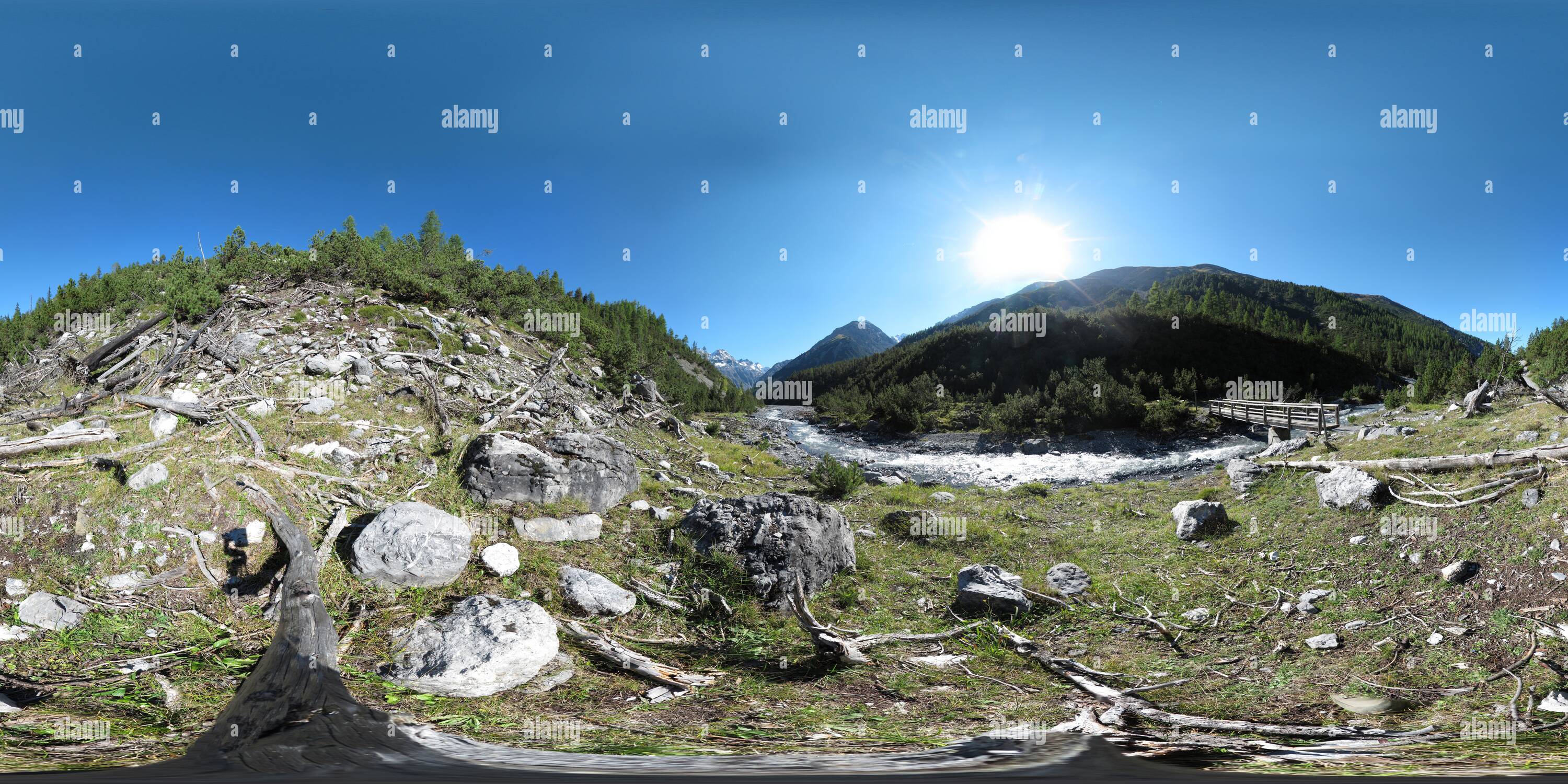 Vue panoramique à 360° de Parc National Suisse River Cluozza