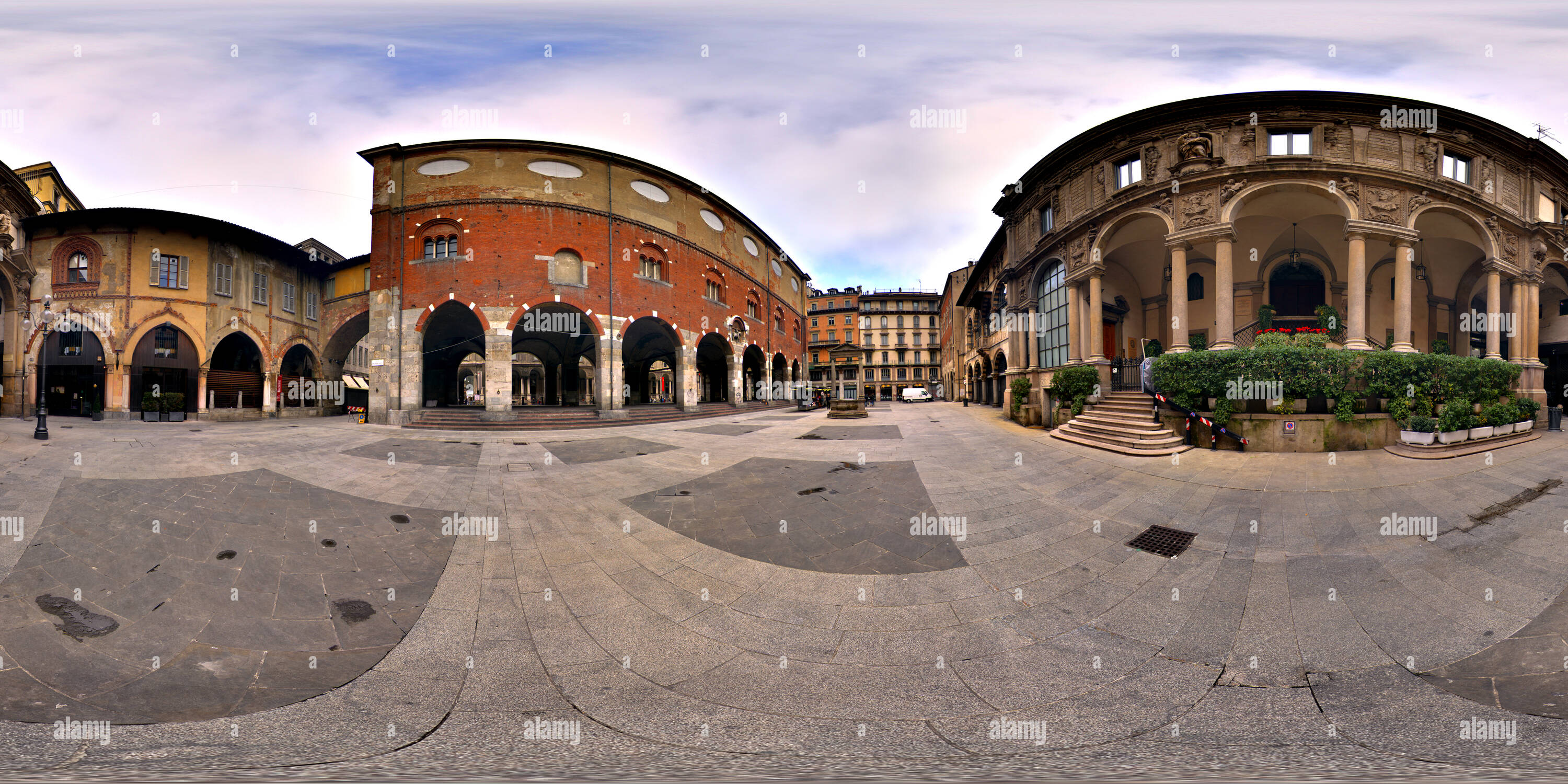 Vue panoramique à 360° de Italie, Milan, Piazza dei Mercanti