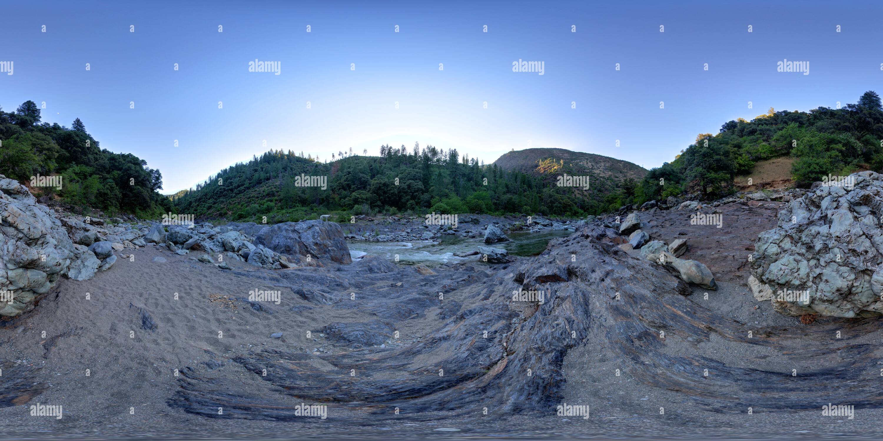 Vue panoramique à 360° de Camping Bar minéral sur l'embranchement nord de la rivière américaine