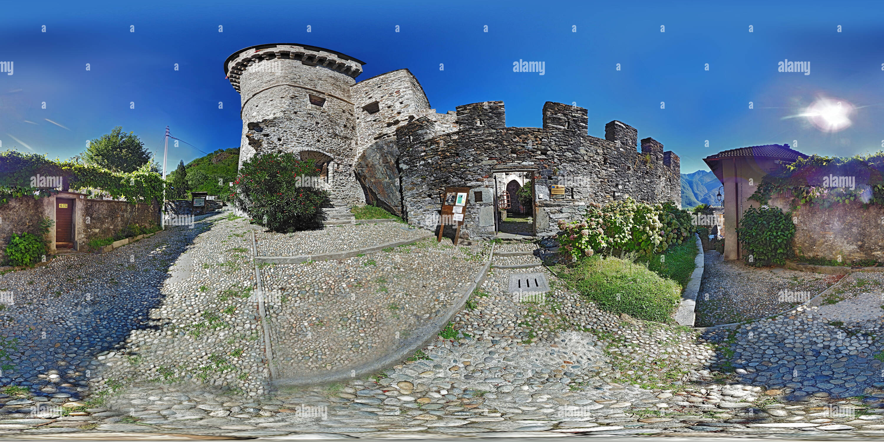 Vue panoramique à 360° de Vogogna - Entrée du Château Visconti (XIV siècle)