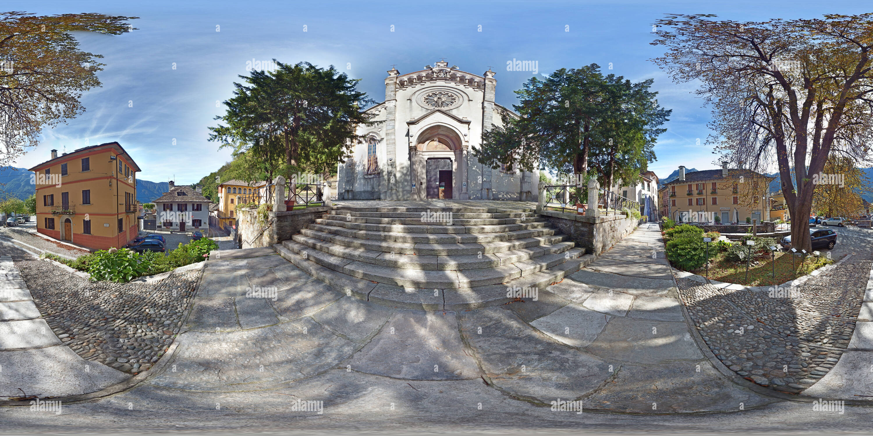 Vue panoramique à 360° de Vogogna - Vue de Place de l'Église et l'église paroissiale