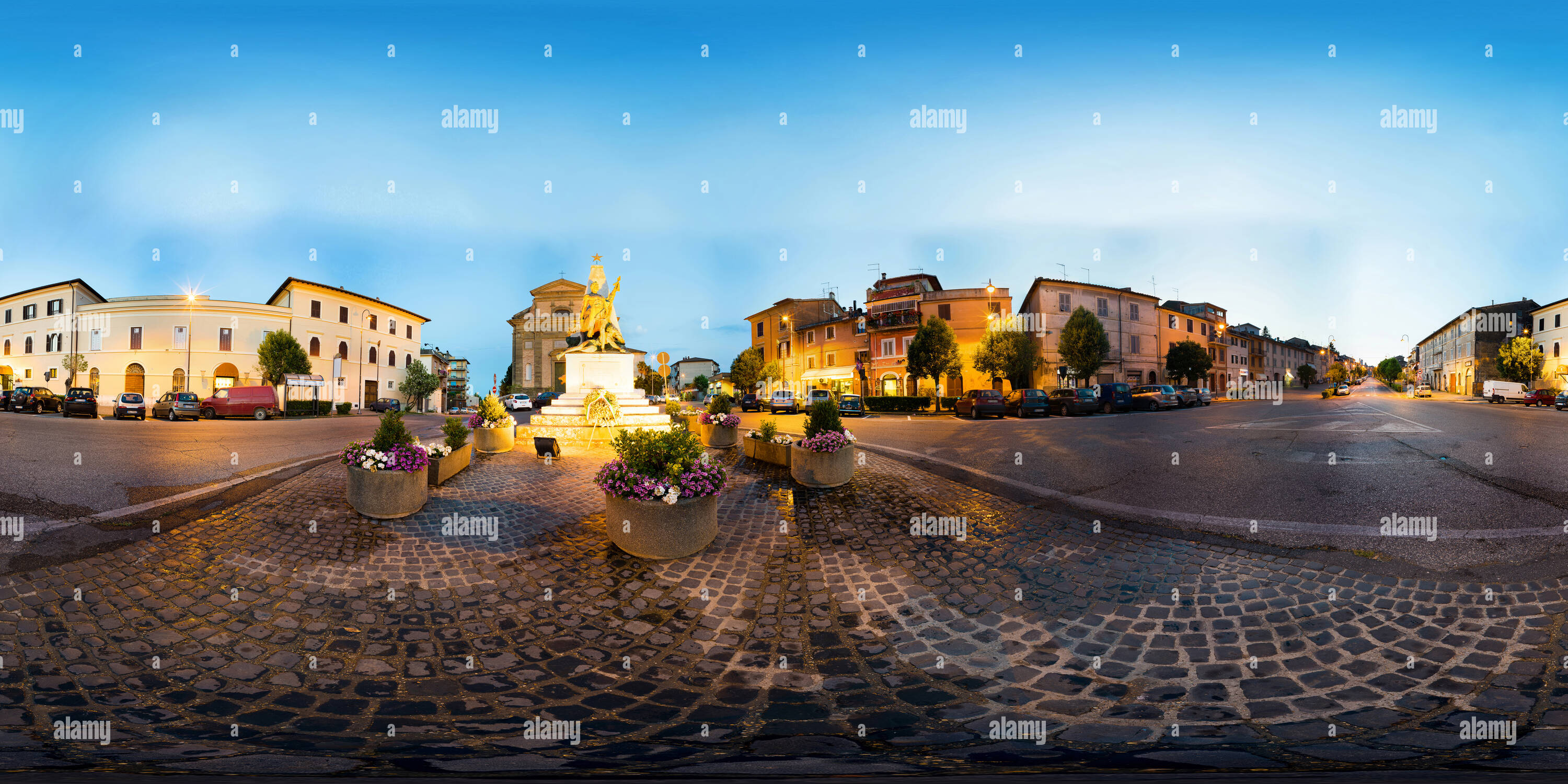 Vue panoramique à 360° de Principe Di Piemonte Square au coucher du soleil, Ronciglione