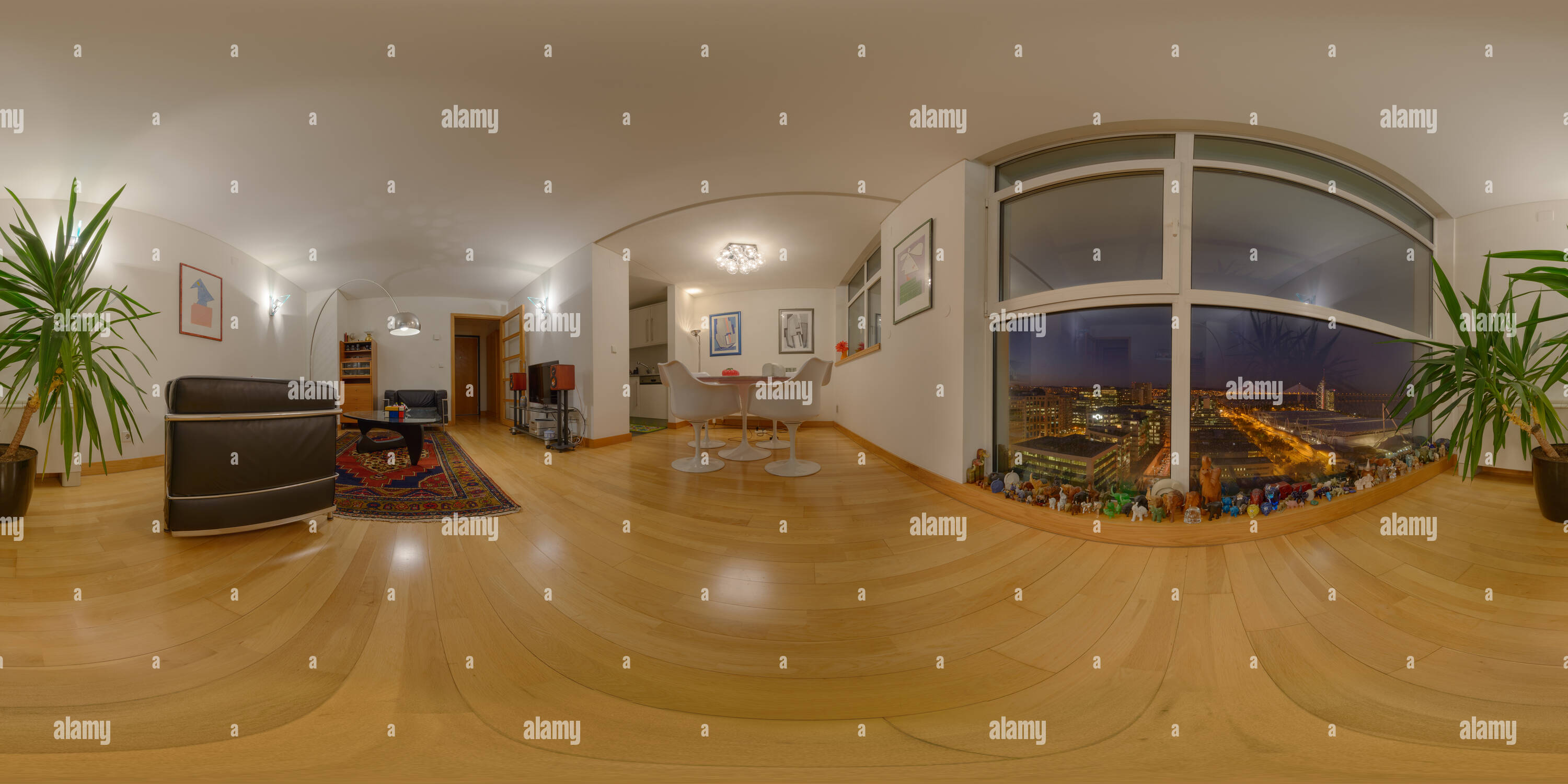 Vue panoramique à 360° de Salon avec vue de nuit