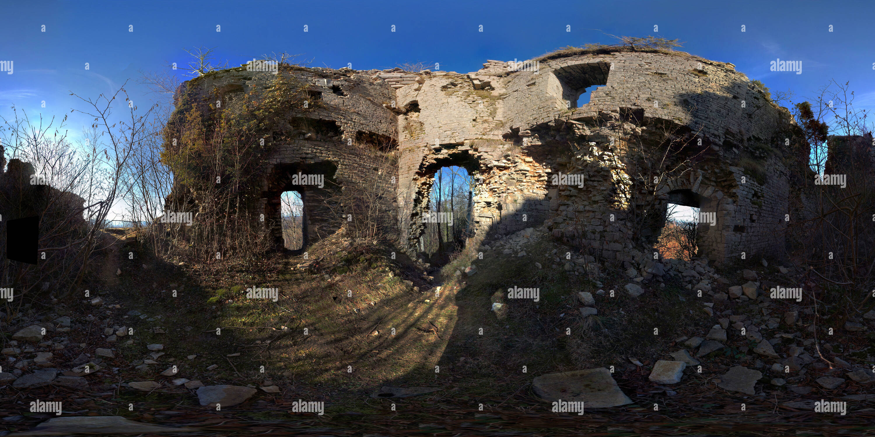 Vue panoramique à 360° de Ruines du Château de Beauregard (Jura, France)