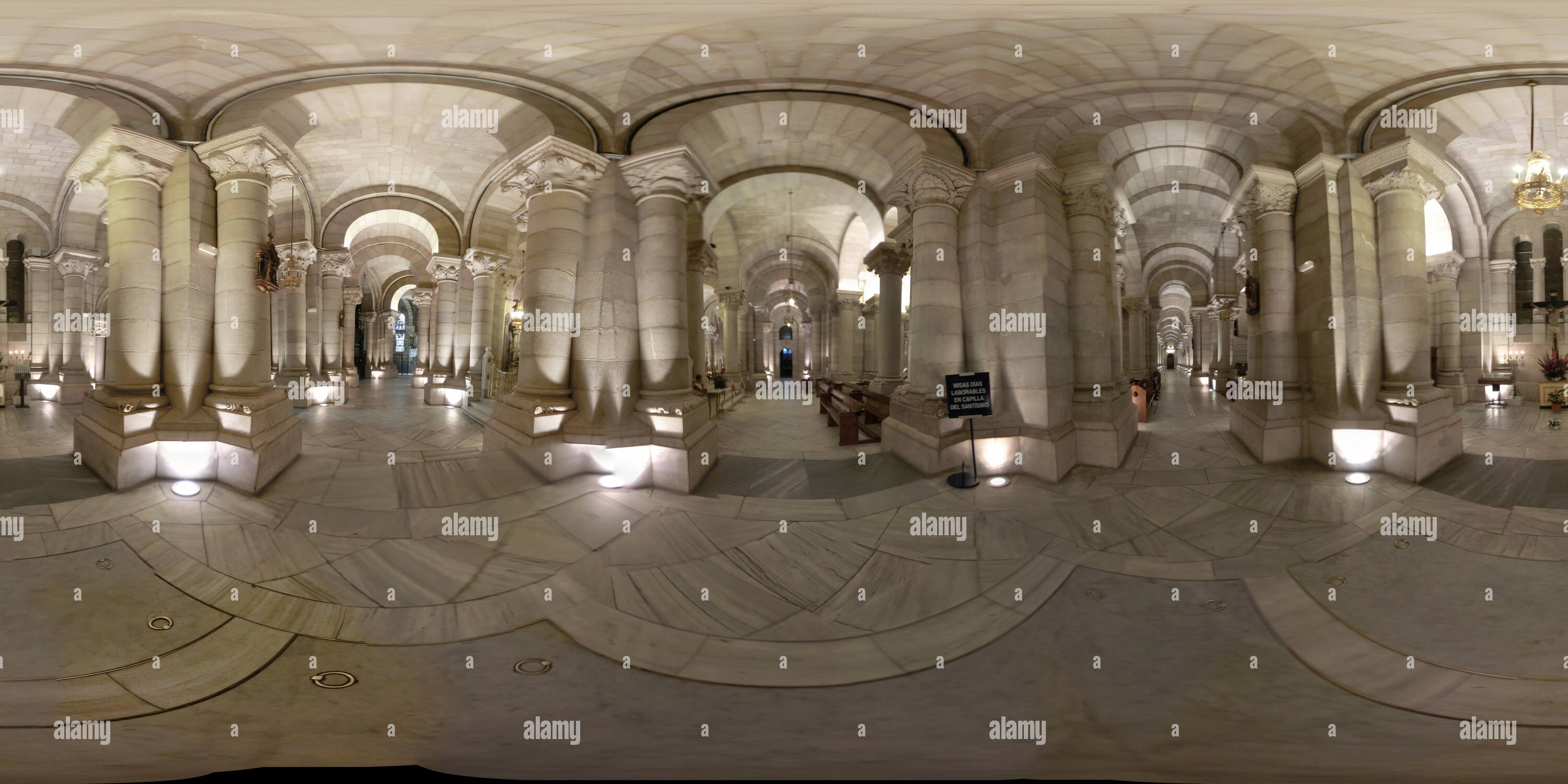 Vue panoramique à 360° de Cripta neorrománica de la catedral de La Almudena. Madrid
