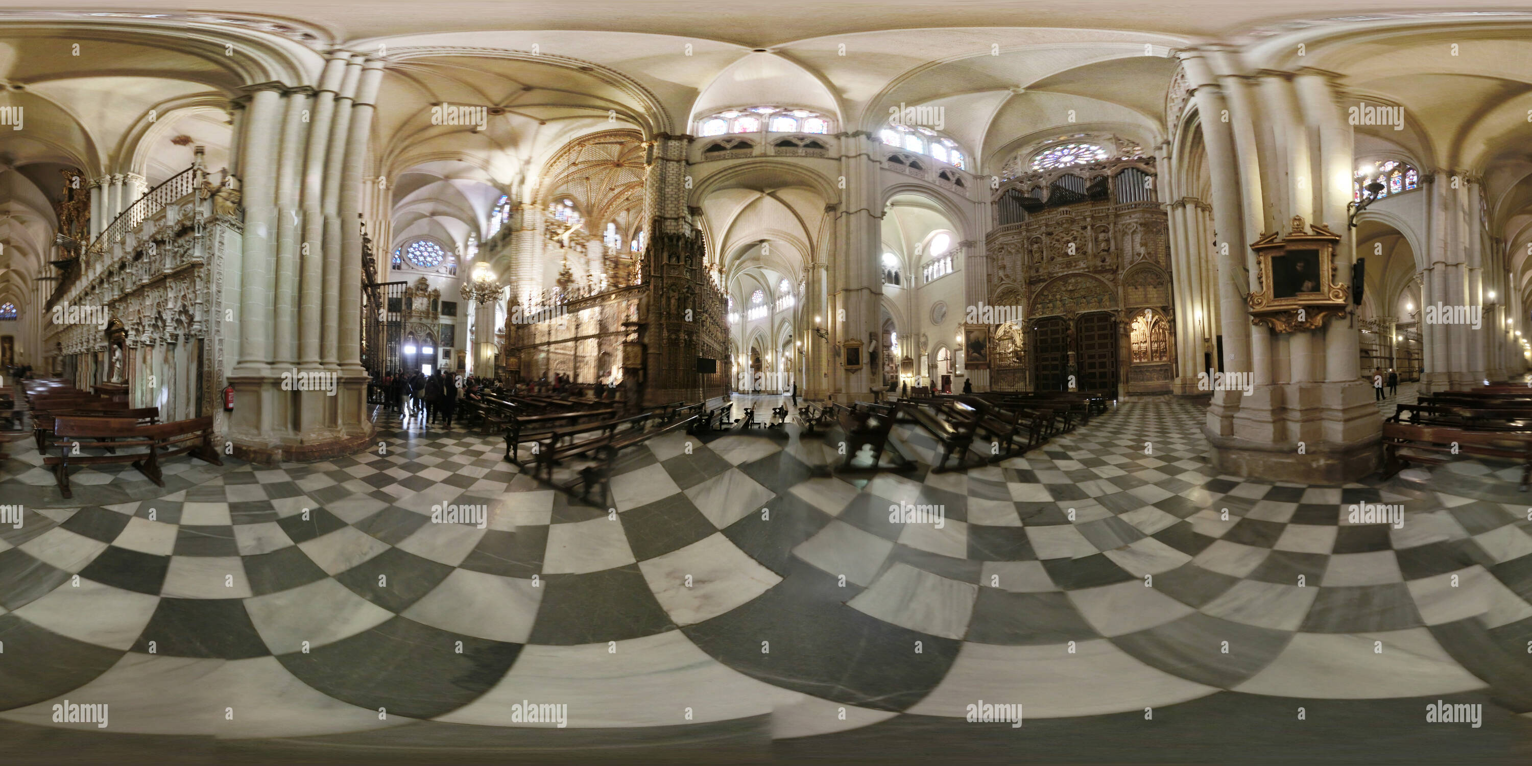 Vue panoramique à 360° de L'intérieur de la Catedral de Toledo