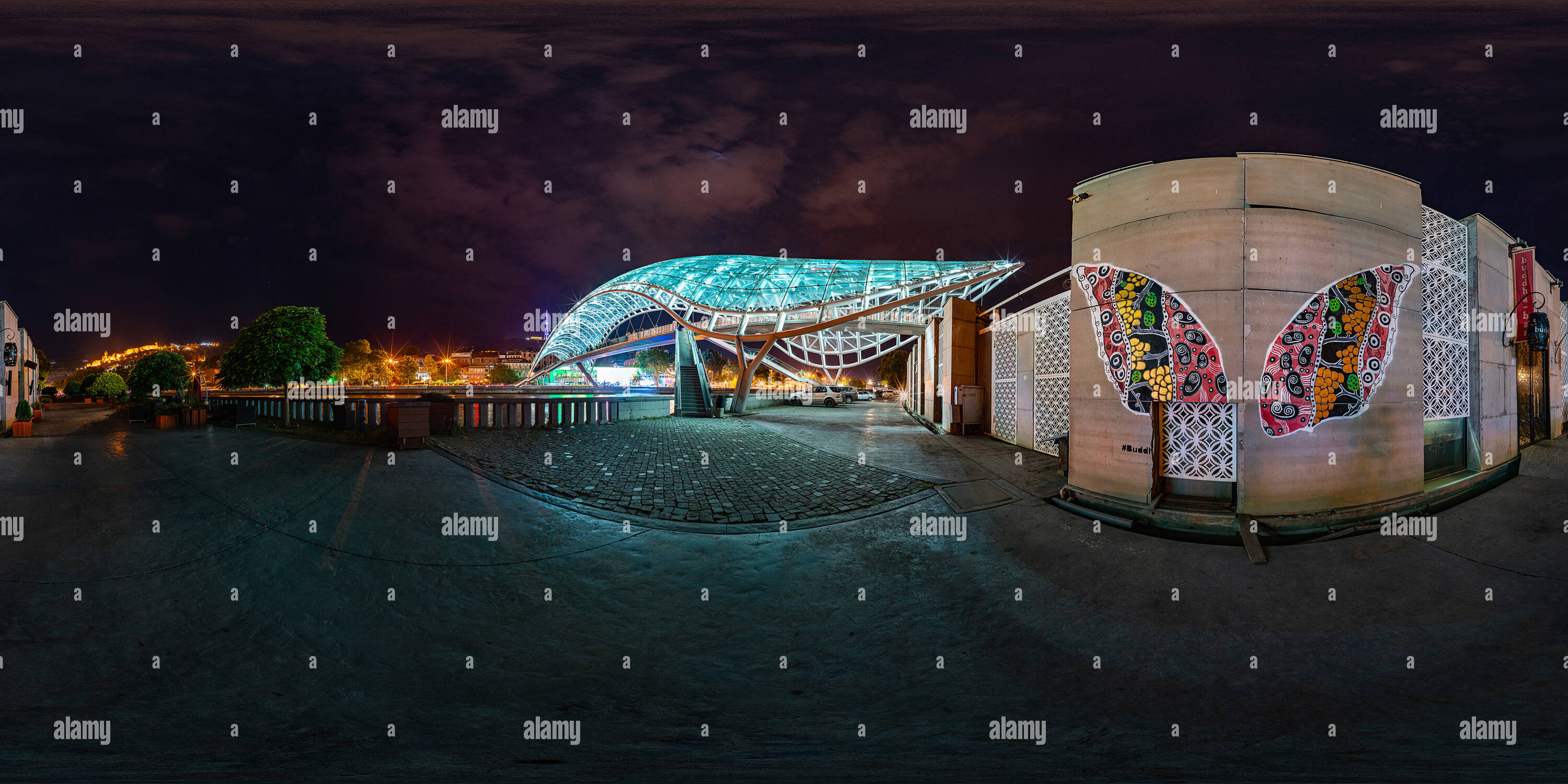 Vue panoramique à 360° de Pont de la paix par l'extérieur de nuit
