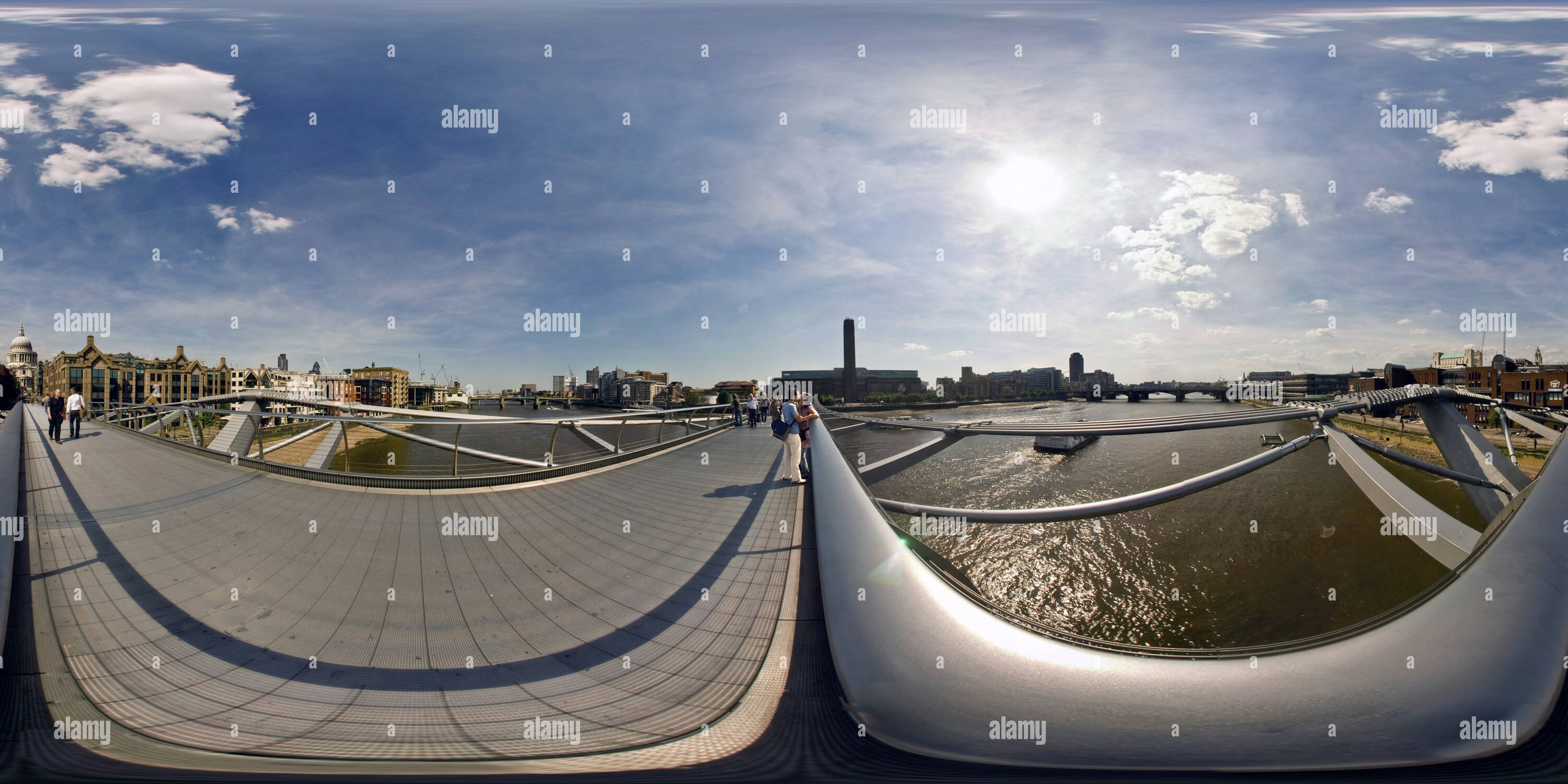 Vue panoramique à 360° de Pont du millénaire avec un baiser