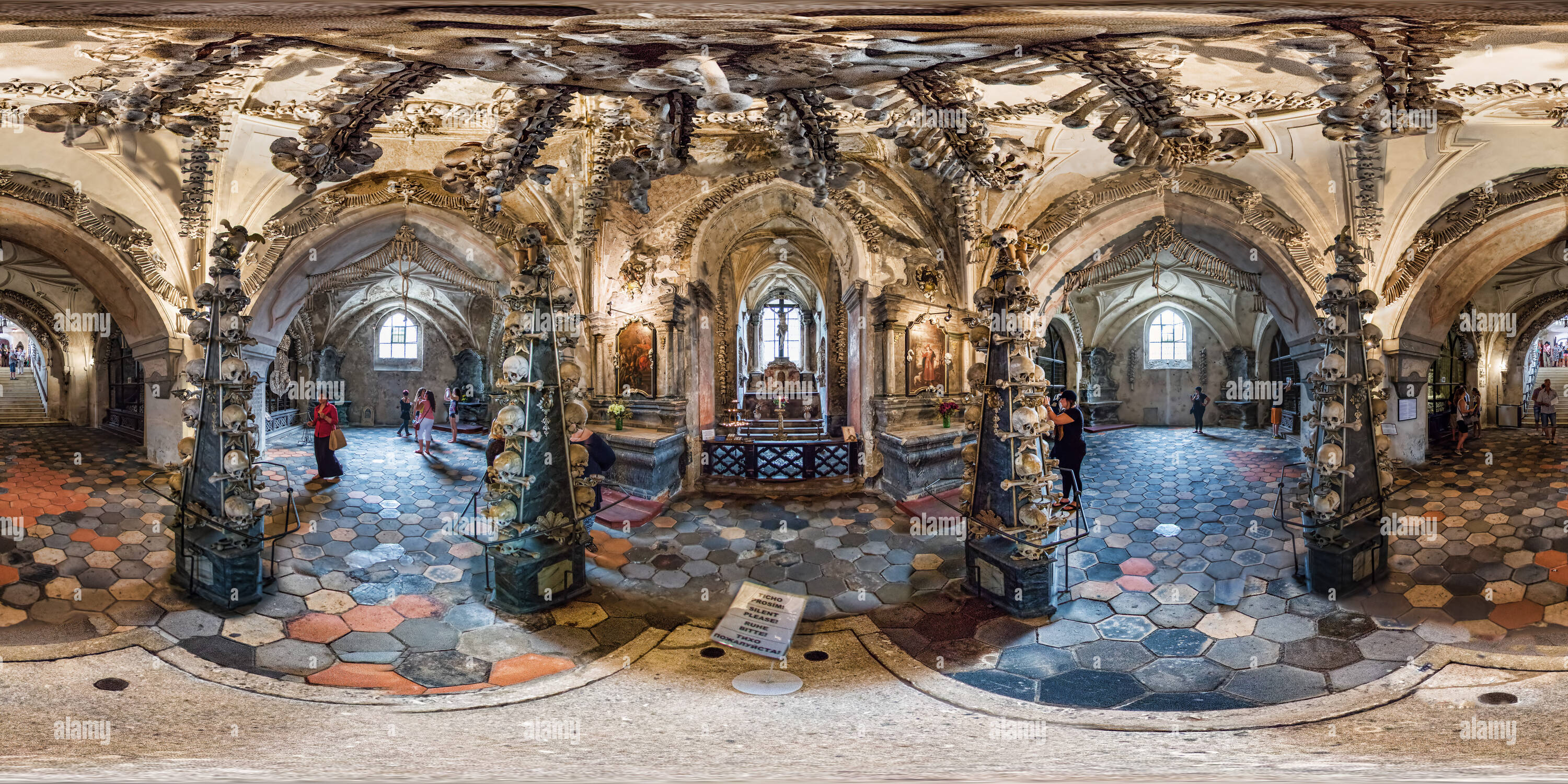 Vue à 360° de Sedlec Ossuaire Chapelle des Os Kutna Hora République