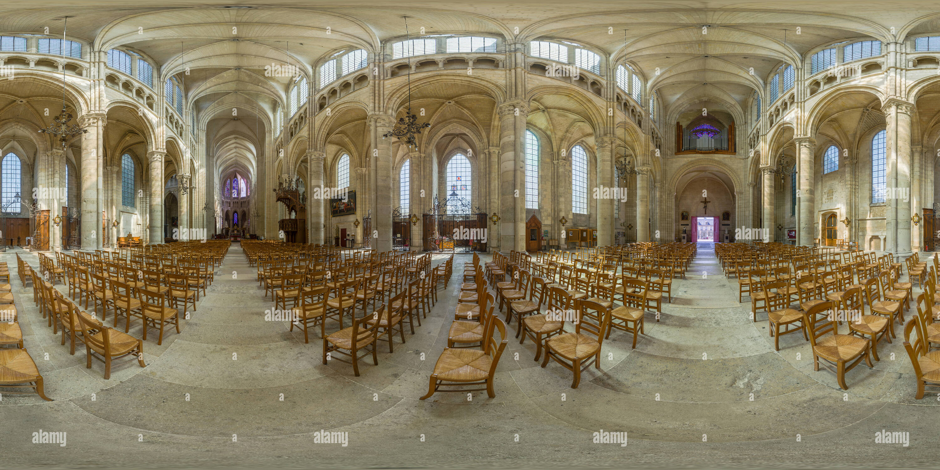 Vue panoramique à 360° de Intérieur de la cathédrale de Soissons