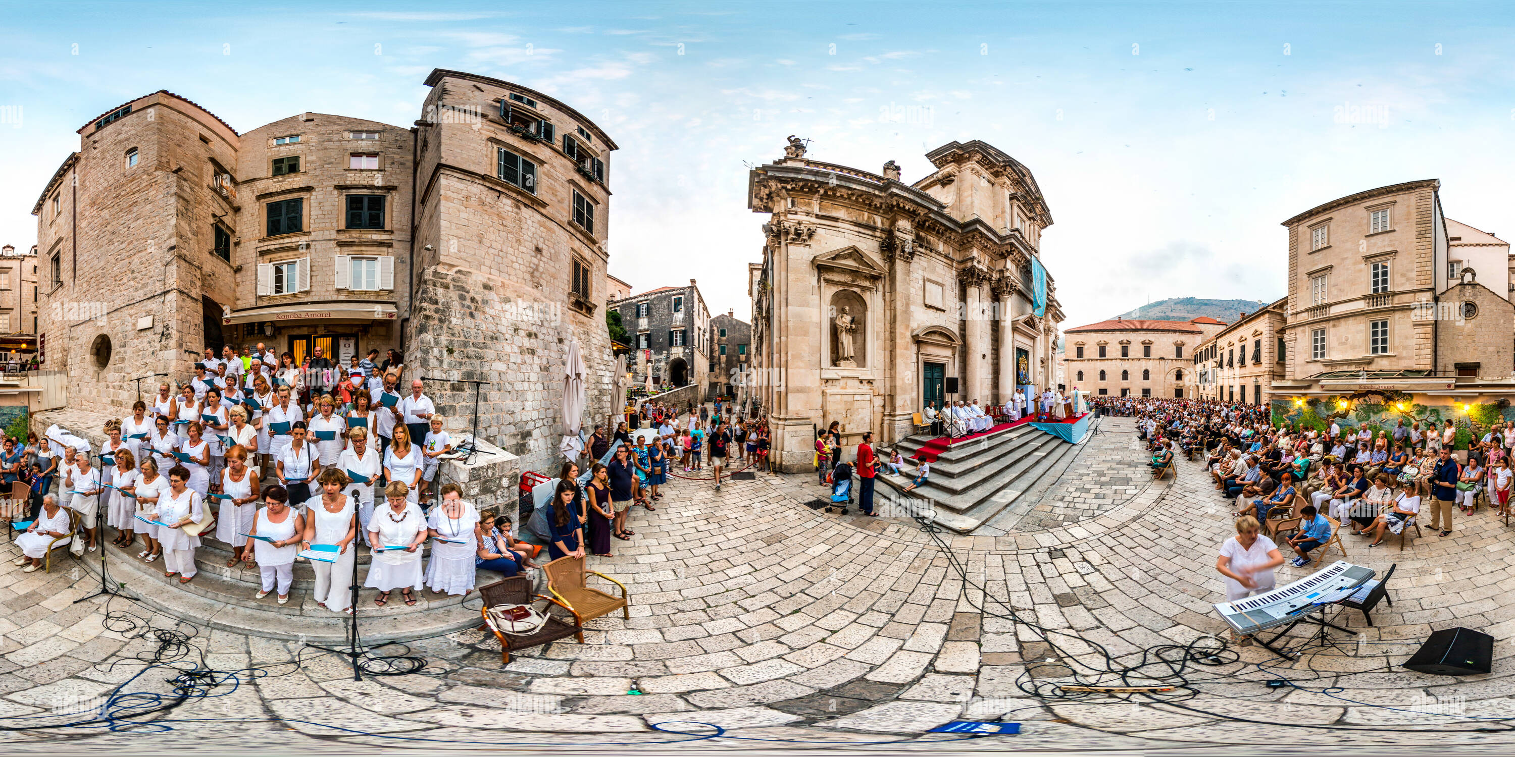 Vue panoramique à 360° de Cathedral Choir à la fête de l'Assomption de la Bienheureuse Vierge Marie en 2015.