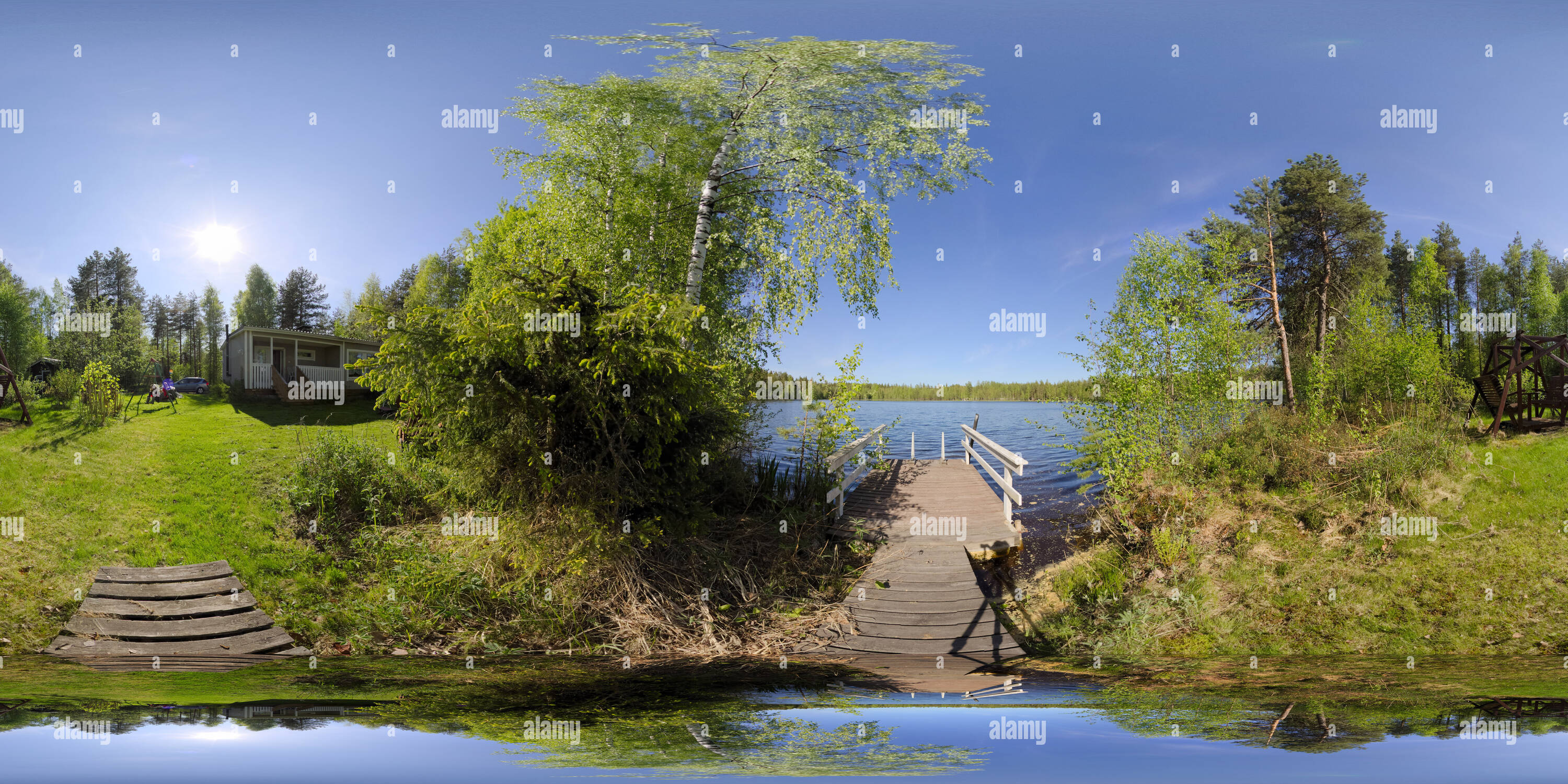 Vue panoramique à 360° de Une maison d'été au bord du lac Heratus