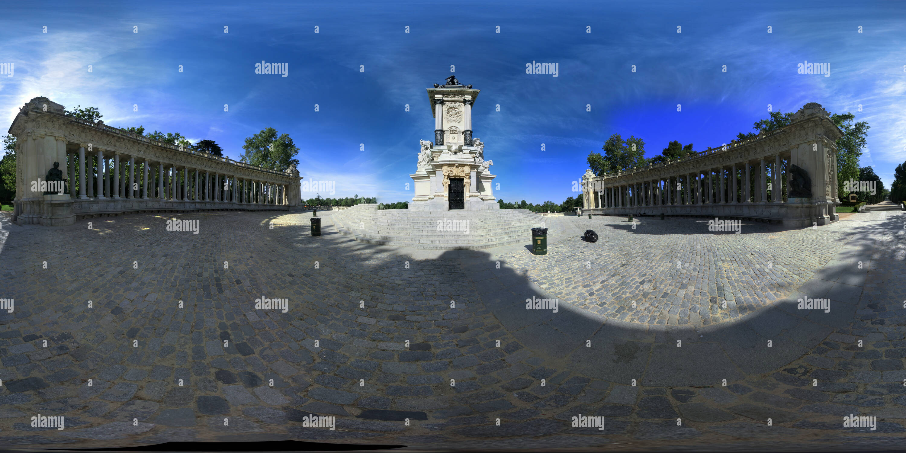 Vue panoramique à 360° de Monumento a Alfonso XII. Estanque del Retiro. Madrid
