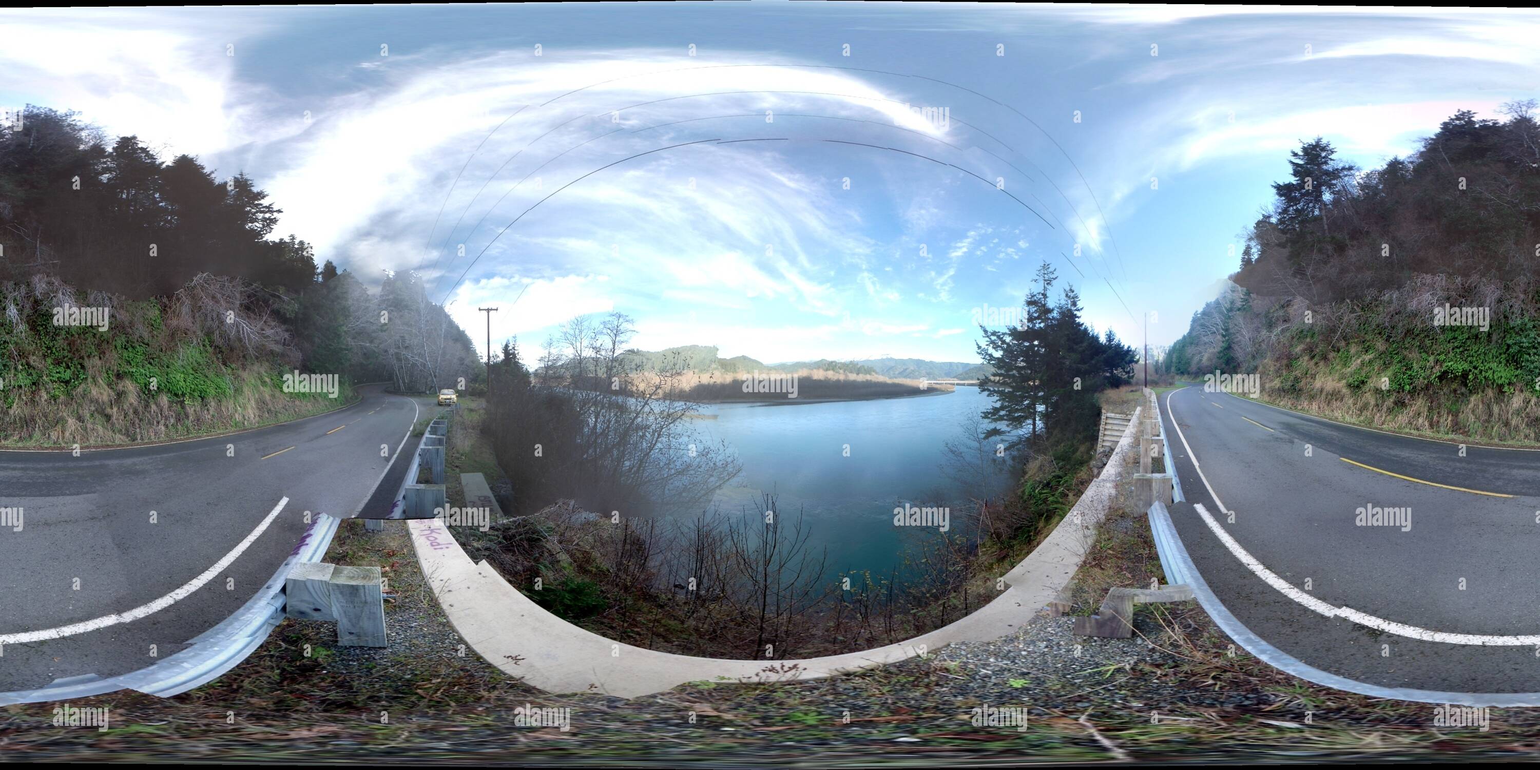 Vue panoramique à 360° de La rivière Klamath et pont de l'autoroute 101