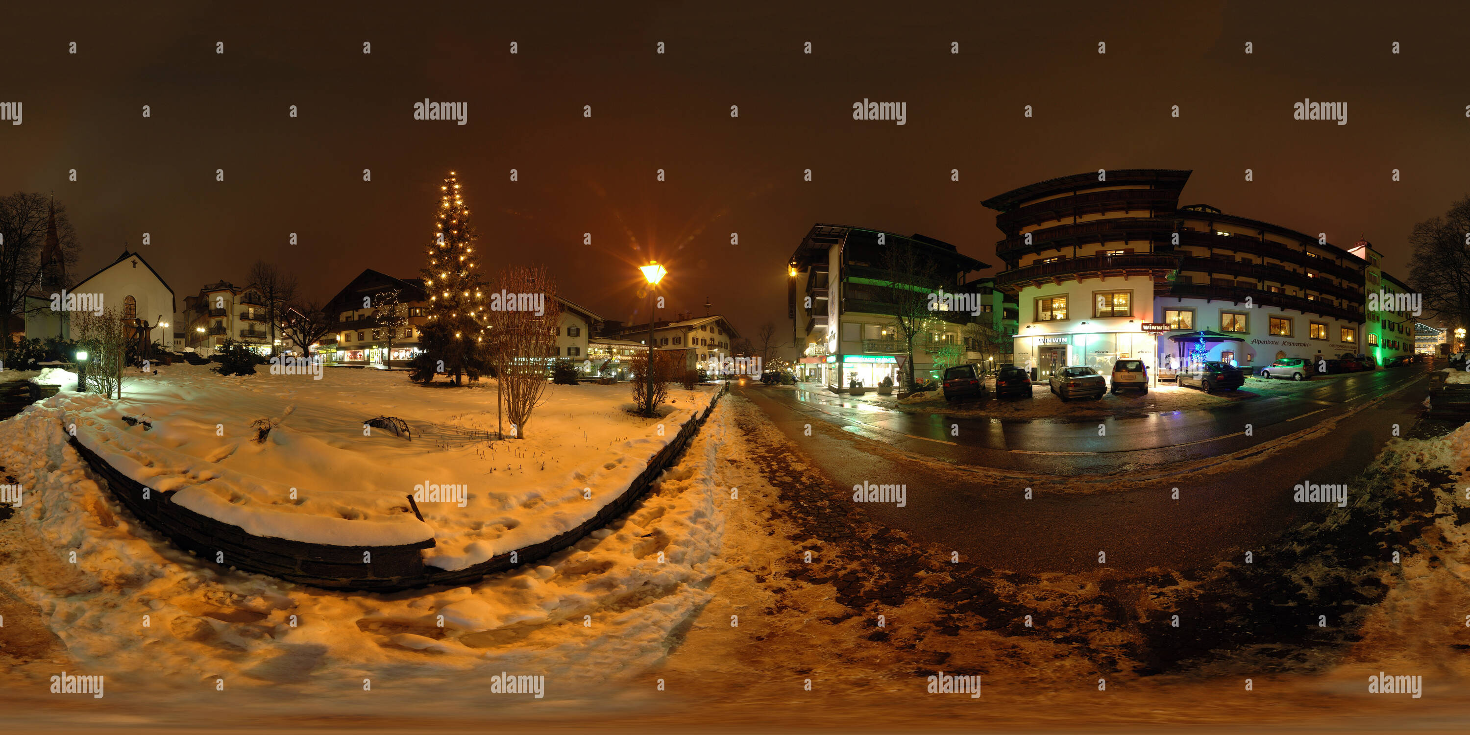 Vue panoramique à 360° de Mayrhofen - Place en face de l'Église - l'hiver, nuit