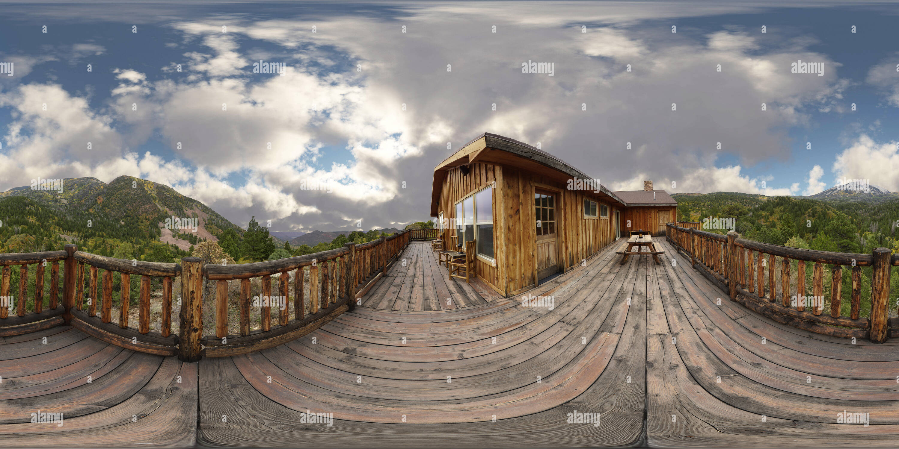 Vue panoramique à 360° de Panorama sphérique de VR 360 depuis le porche d'un chalet isolé en retraite cachée dans la forêt de montagne dans l'Utah sur un jour nuageux