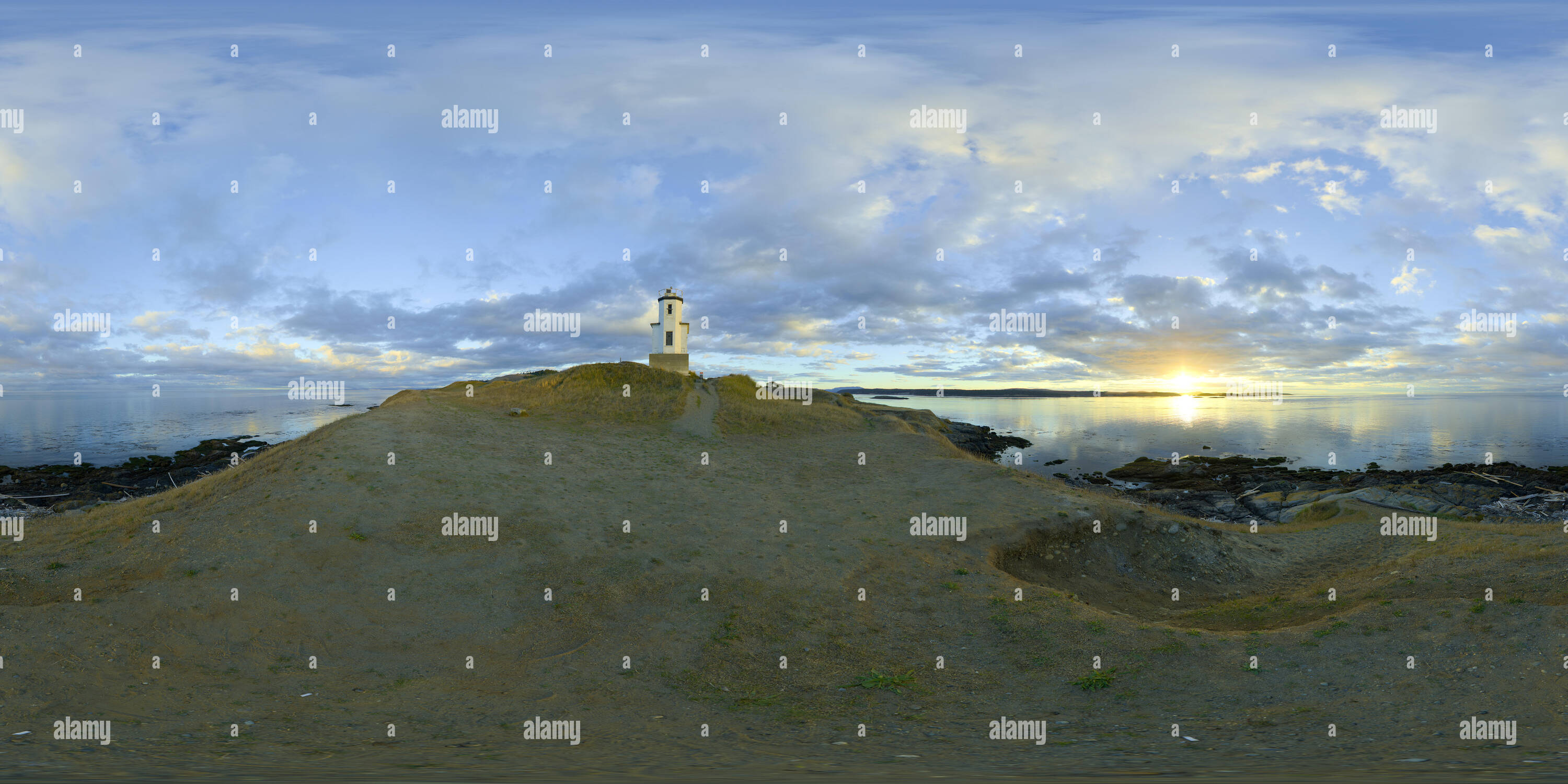 Vue panoramique à 360° de Panorama sphérique VR 360 d'une île light house dans les îles San Juan Washington USA avec un beau lever de soleil sur la mer.