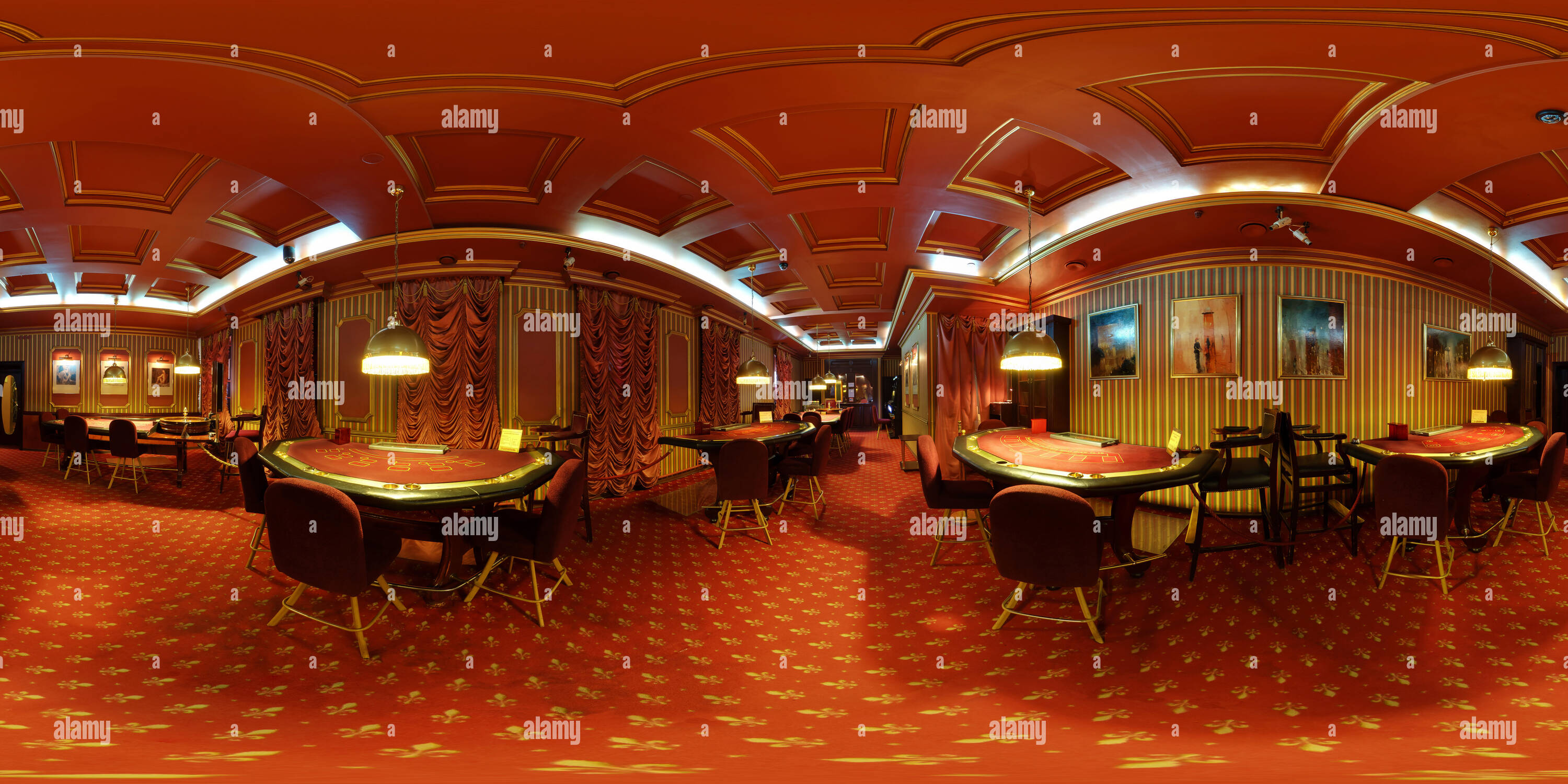 Vue panoramique à 360° de MINSK , BELARUS - 17 janvier 2011 : l'intérieur de l'intérieur de l'élégant bar de luxe casino Admiral en rouge. Panorama 360 degrés dans equirectang